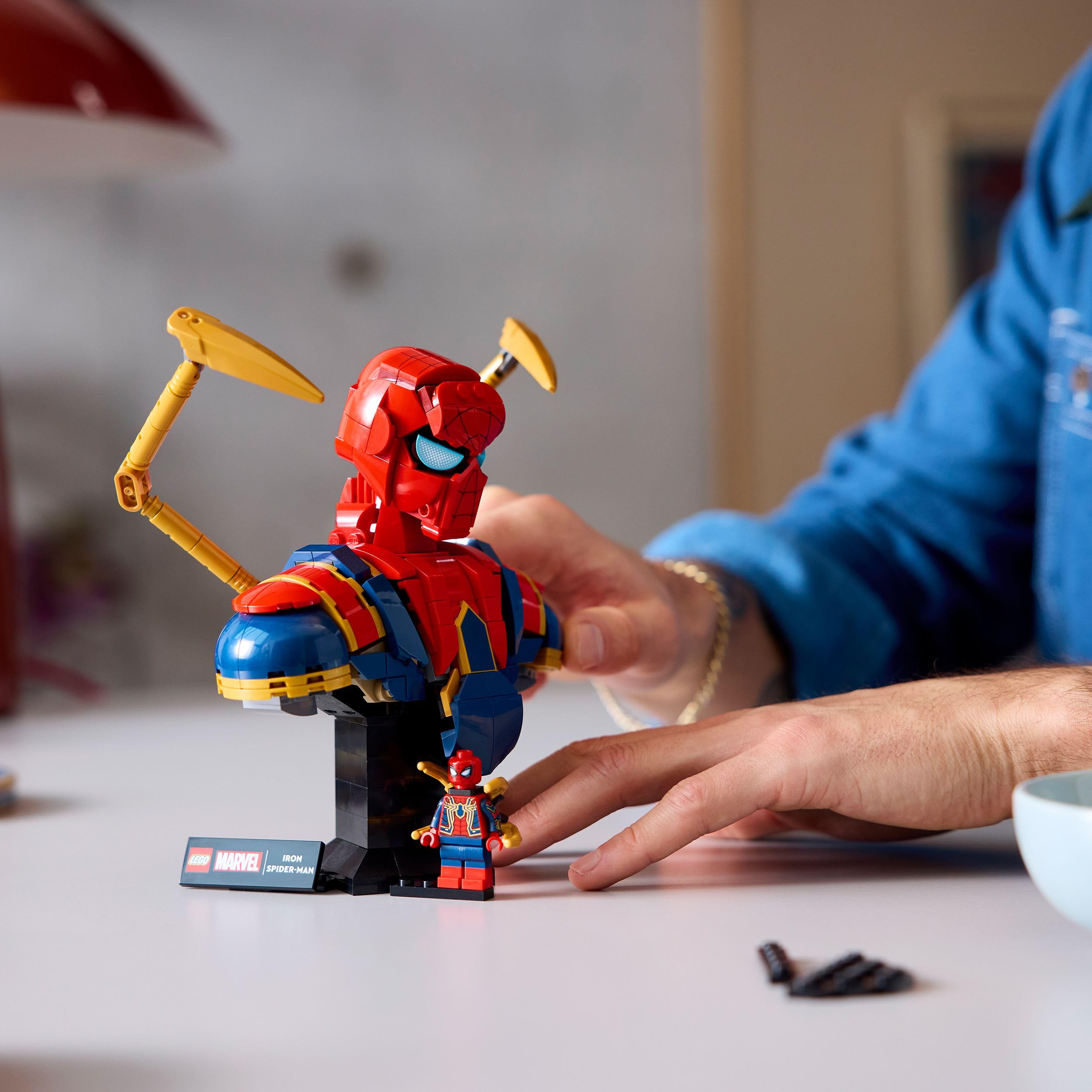 LEGO Marvel Busto de Iron Spider-Man - Maqueta para Adultos de Figura de Superhéroe con 2 Brazos Móviles, Cabeza Giratoria y Minifigura - Regalo de la Colección Vengadores para Hombres y Mujeres 76326