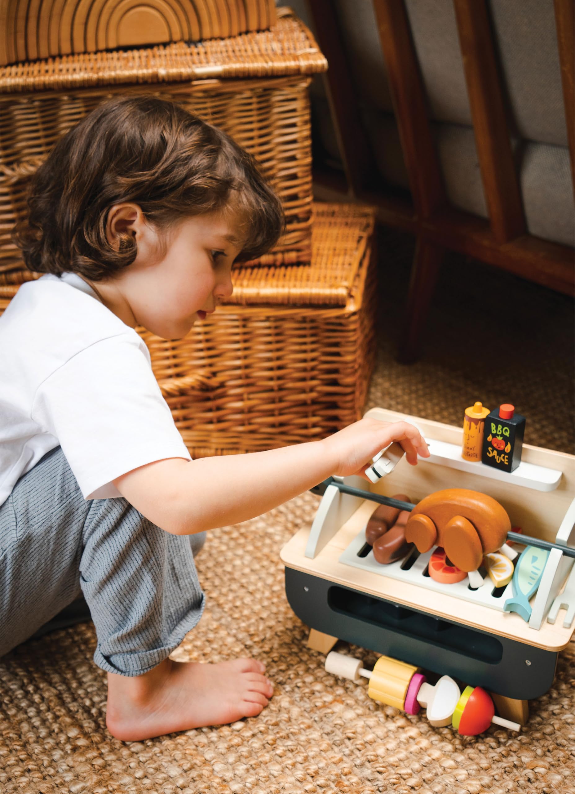 Tender Leaf Toys Zestaw do grillowania – 27-częściowy drewniany interaktywny zestaw do grillowania z jedzeniem i przyborami dla chłopców i dziewcząt – doskonała zabawka do odgrywania ról – pobudza
