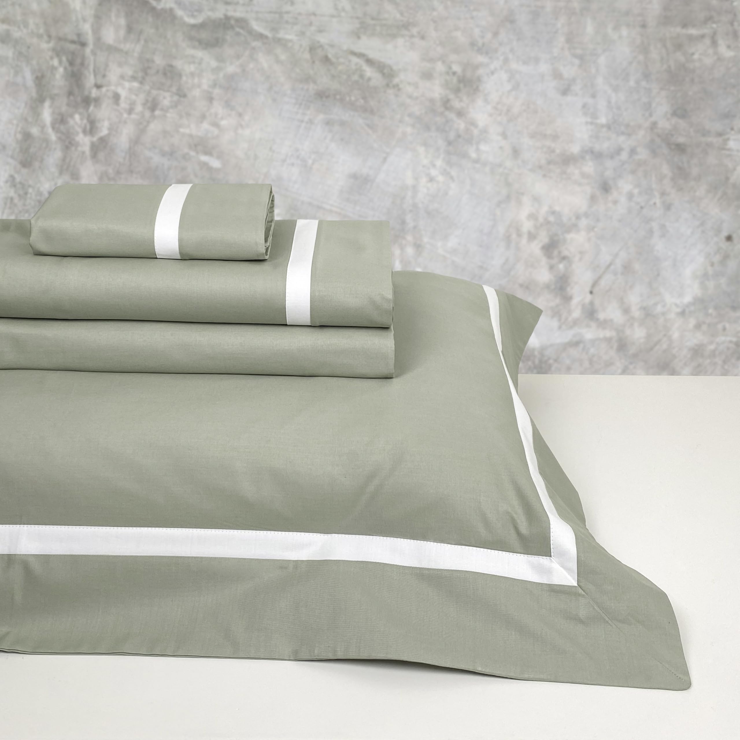 Mahome Completo Copripiumino Matrimoniale Cotone 100% Percalle 300TC – Bordino su balza – Sacco 250x200+40cm, Lenzuolo Sotto 180x200x30cm, 2 federe con volant 50x80cm – Made in Italy (Oliva)