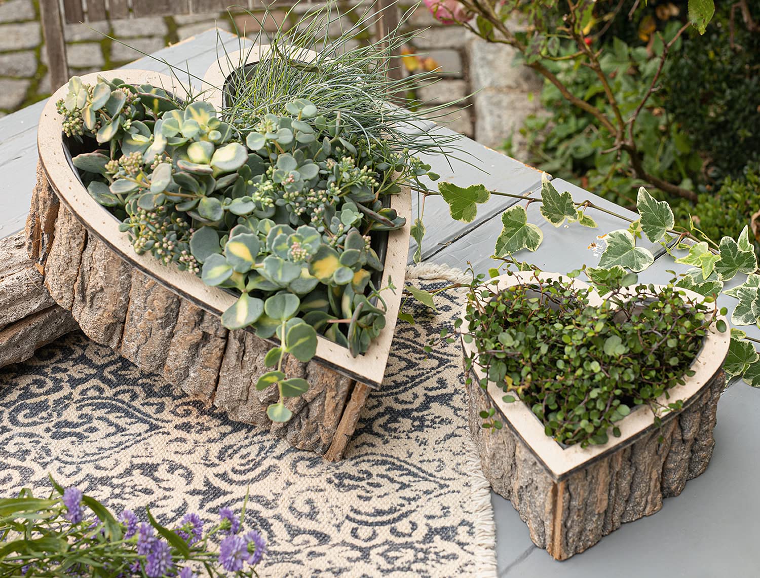 Pots de fleurs en cœur pour rompre la monotonie des balcons