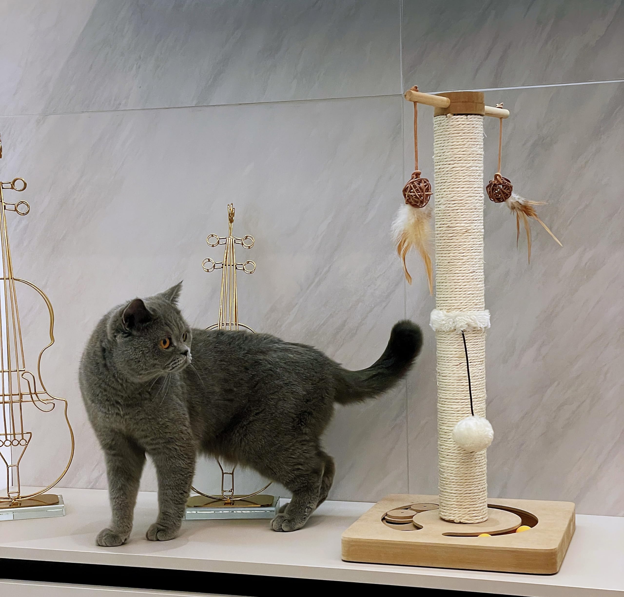 AUSCAT Kratzsäule für Katzen, Kratzbaum mit Verschiedenen Interaktiven Spielzeug, Kratzstamm mit Natürlichem Sisalseil in Modernem Design- 63cm Beige