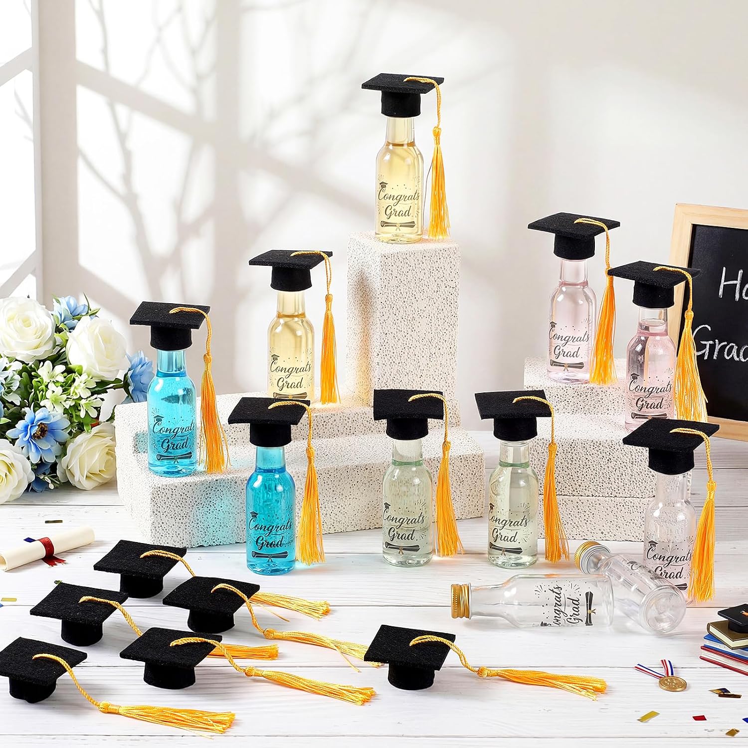 LemonRoad 50 Set Graduation Party Favors Mini Liquor Bottles with Tassel Grad Cap 1.8oz/50ml Congrats Grad Plastic Shot Bottles with Mini Felt Hat for Graduation Party(Gold)