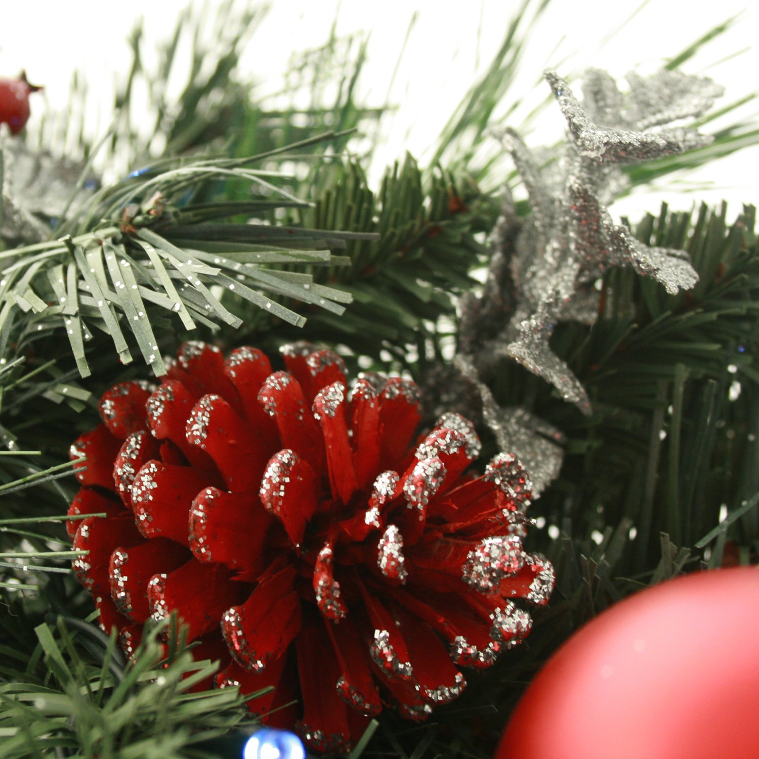 WeRChristmas Couronne givré 60 cm avec illuminé avec 20 LED Blanc Chaud Décorations de Noël