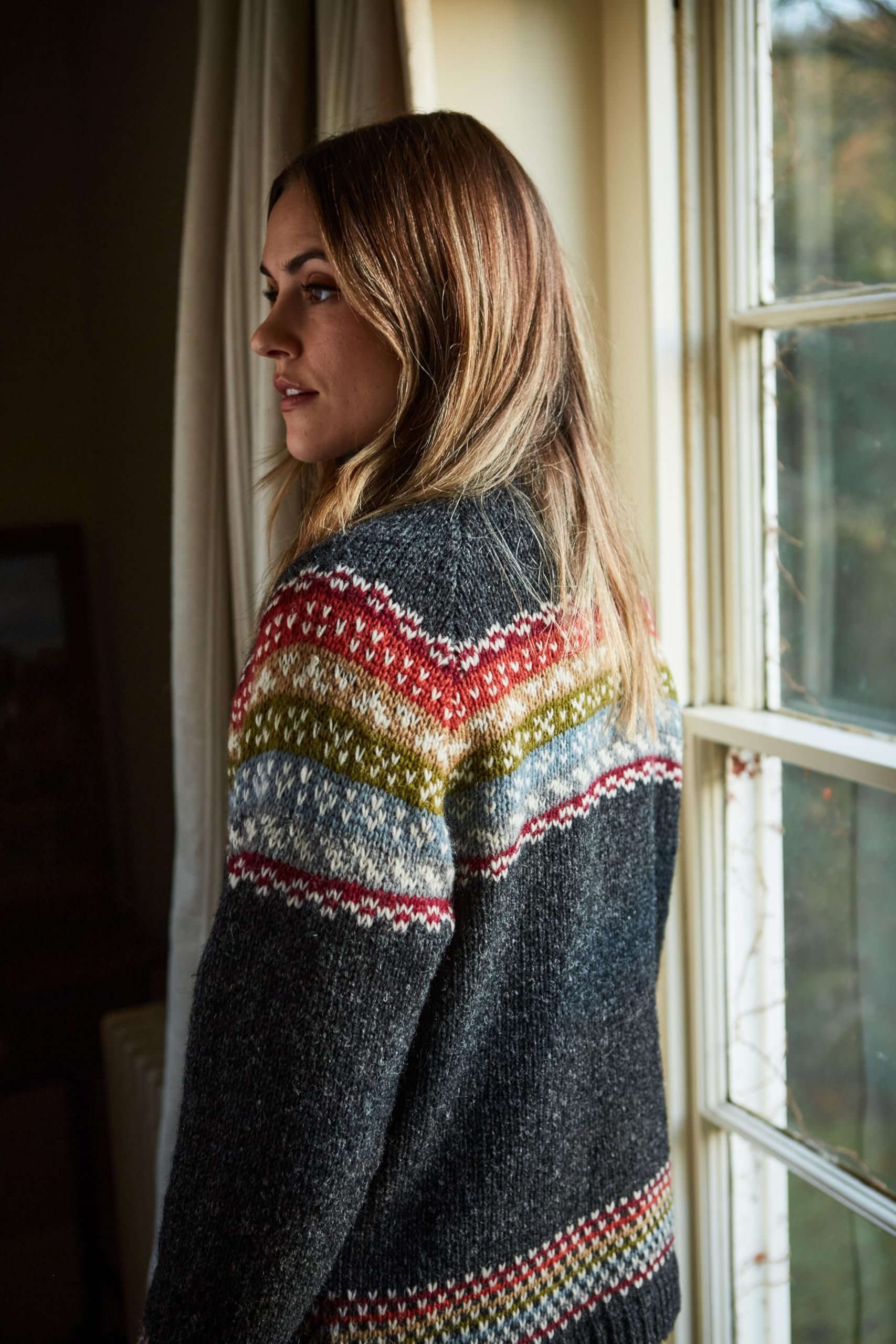 Pachamama Cardigan en laine fine tricotée à la main pour femme Fair Isle nordique anthracite coloré fait à la main chaud boutonné commerce équitable