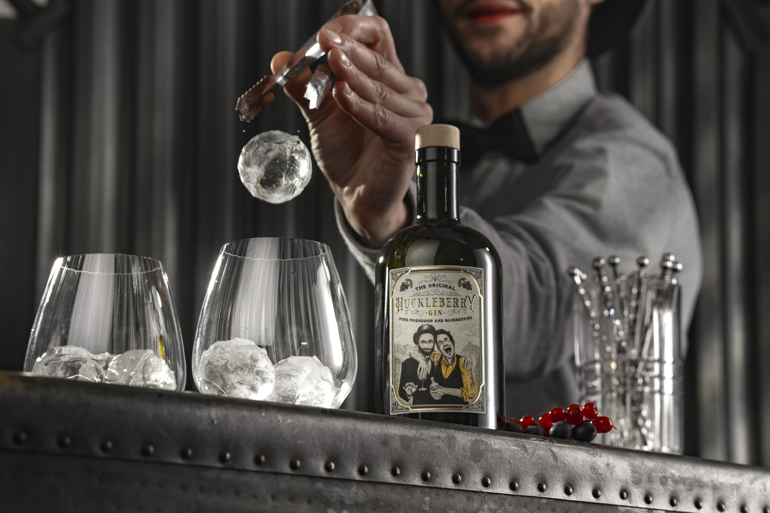Huckleberry Gin | 44% | aus frischen Heidelbeeren destilliert | Pure Friendship and Blueberries | 500 ml