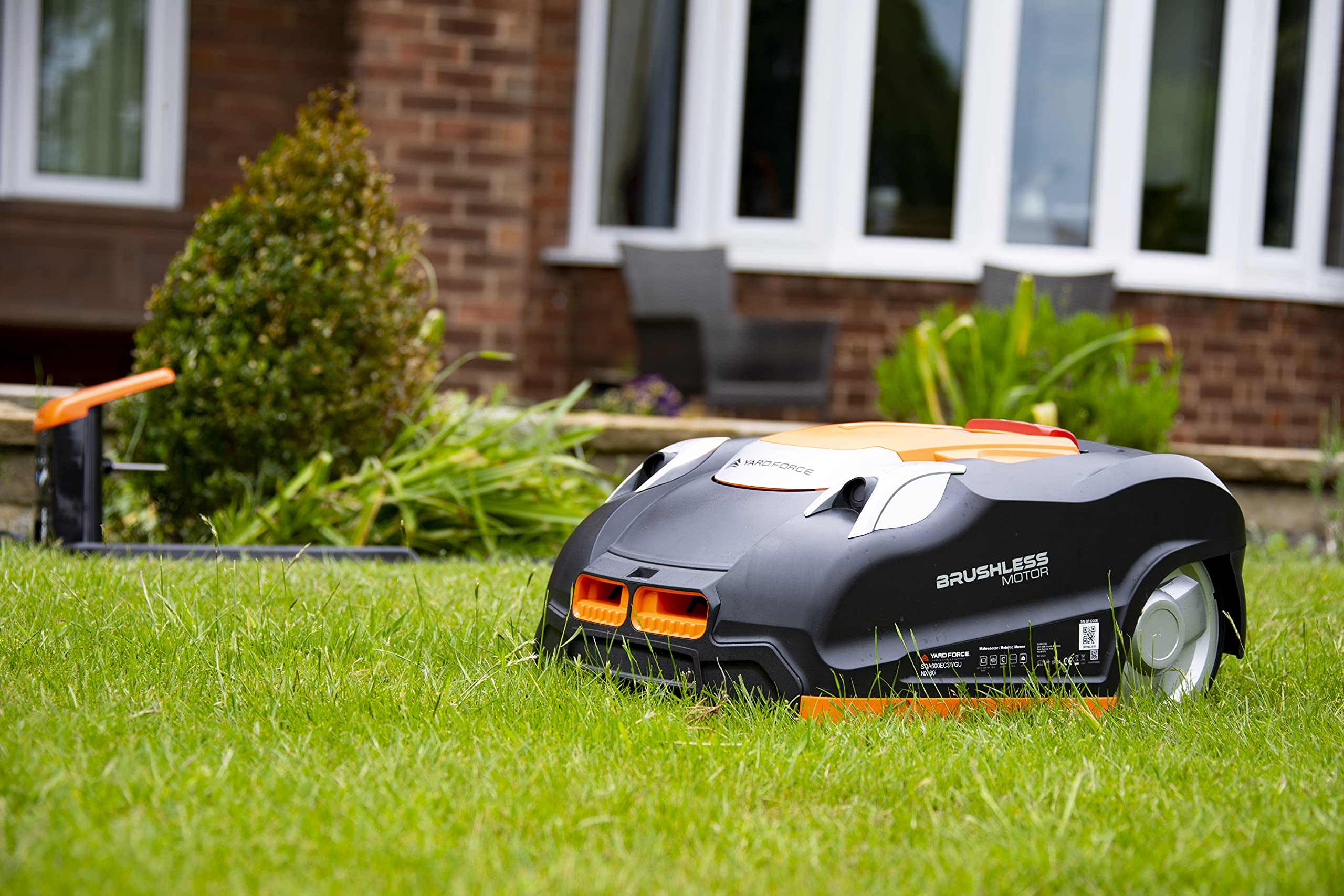 YARD FORCE Robot cortacésped NX100i de hasta 1000 m². Robot cortacésped autopropulsado con control por aplicación, sensor iRadar, programación multizona, panel de control LCD con teclado numérico.