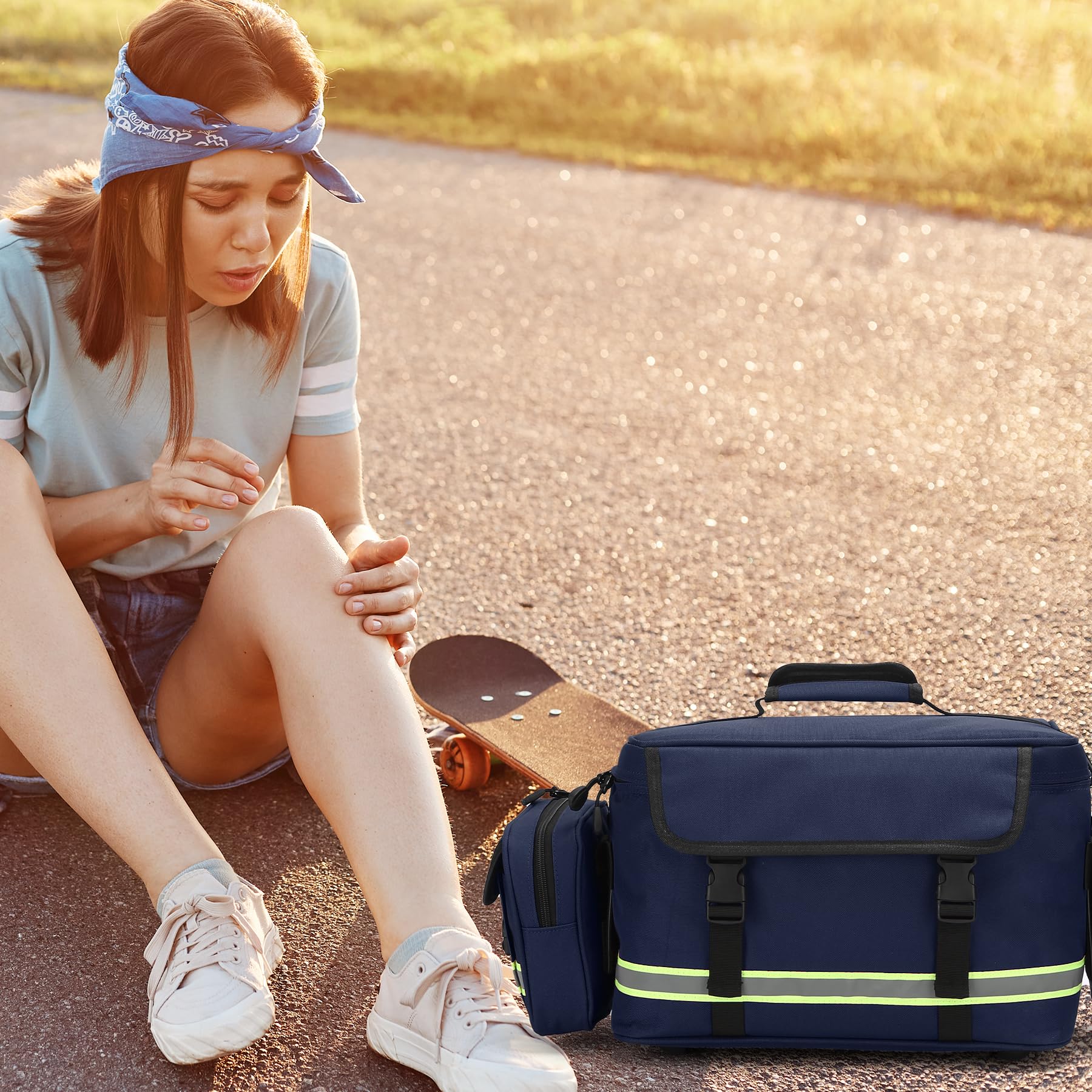 Bolsa de primeros auxilios azul con dos bolsas