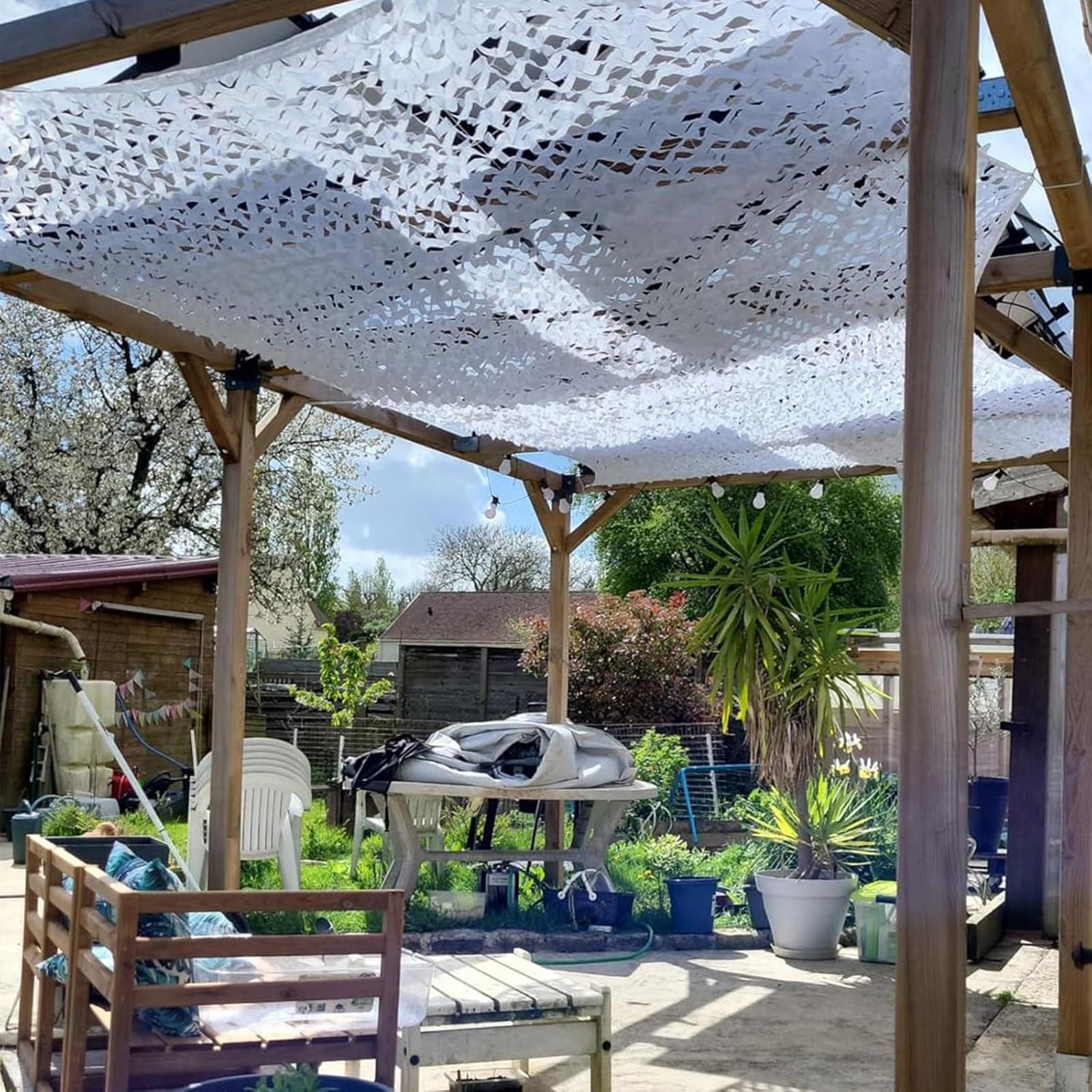 Cadre d'un mariage poétique avec le filet de camouflage blanc renforcé