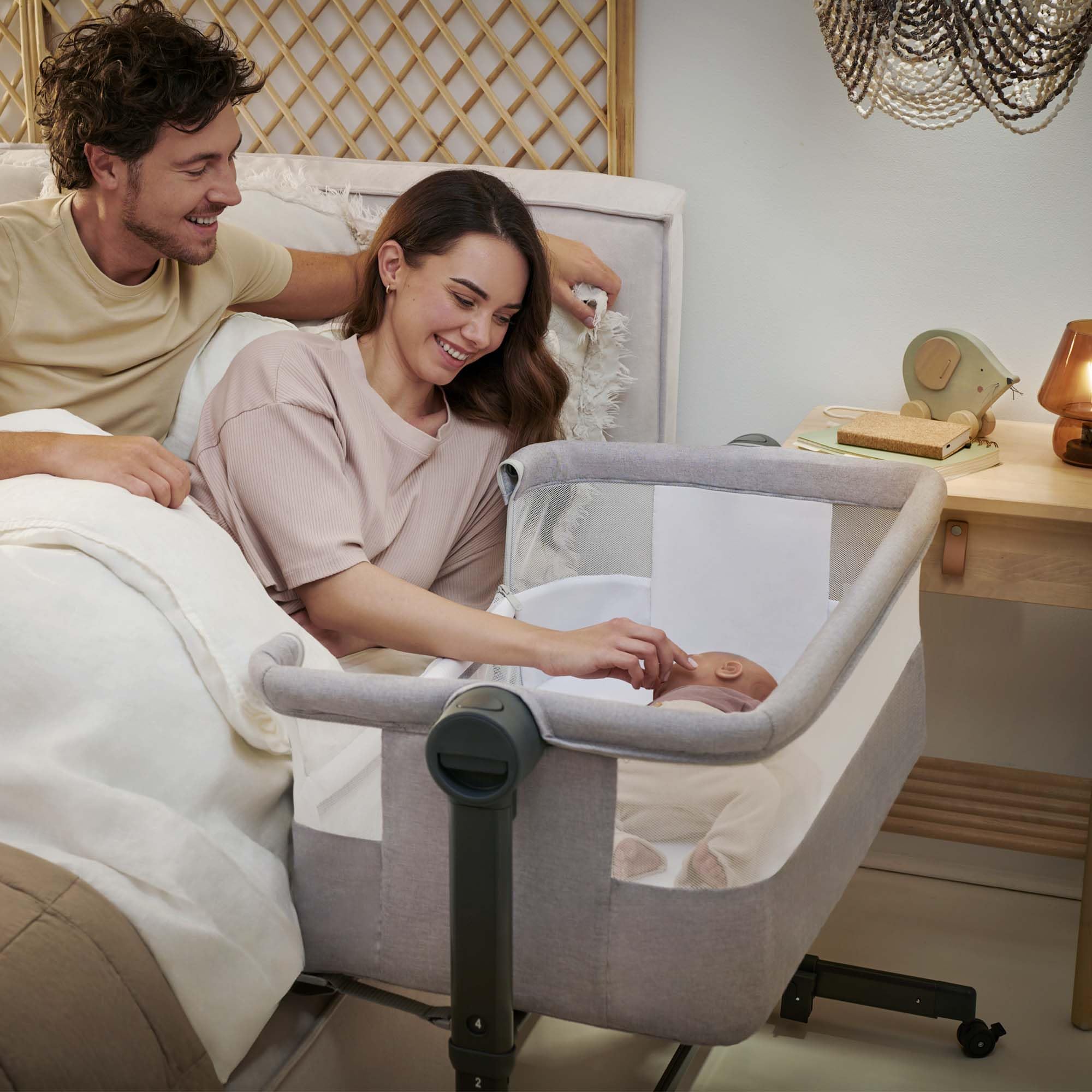 Kinderkraft NESTEE UP 2 Lit bébé cododo, Lit Bebe avec Matelas de la Naissance, Réglage de la Hauteur, Facile Adapter au lit du Parent, Pieds réglables, Gris Clair