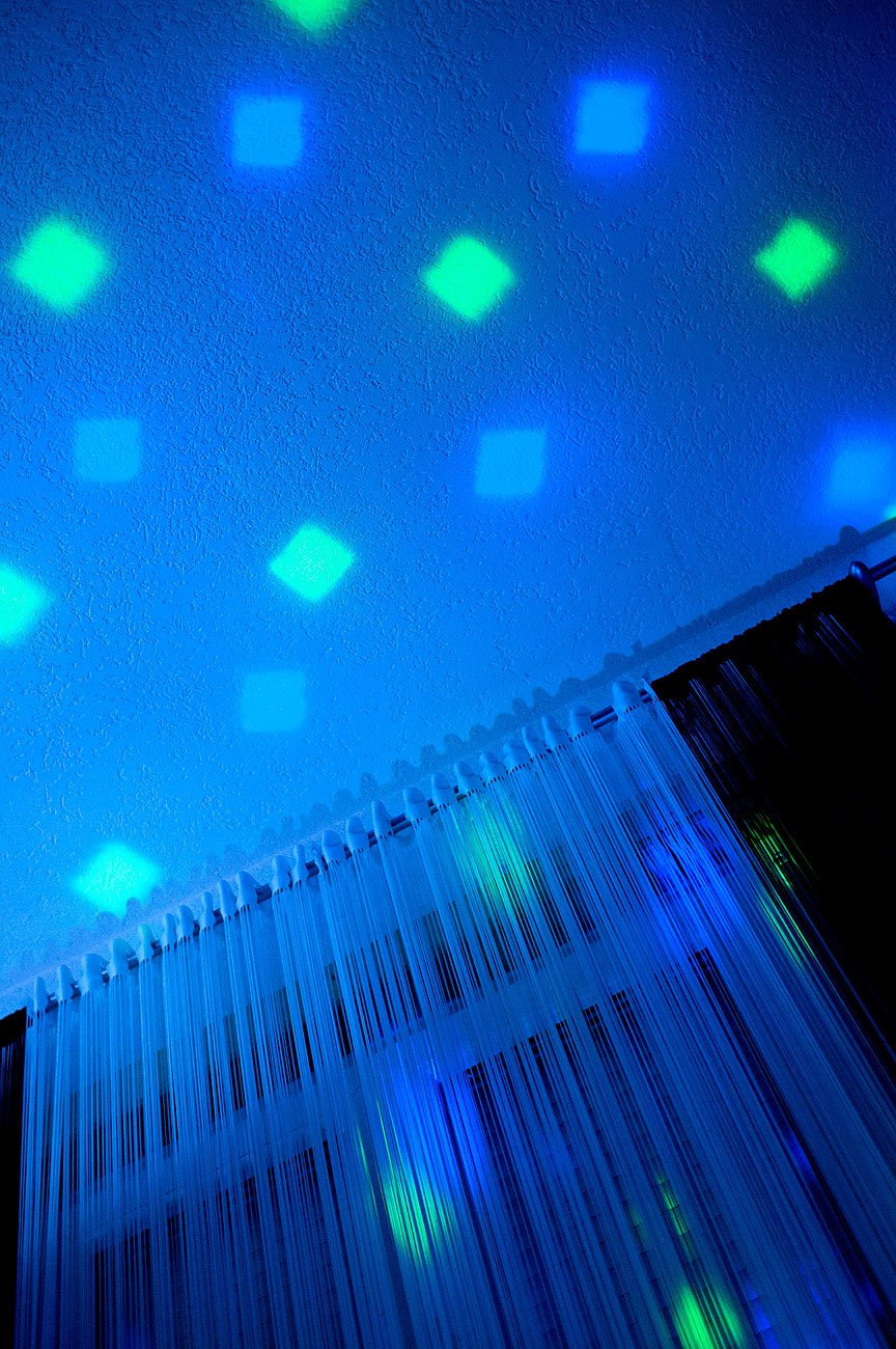 Lunartec LED Disco Glühbirne: 4er-Set Disco-LED-Lampen mit Sternenfunkel-Effekt & Soundsensor, E27 (Birne, farbige Tropfen, Party)