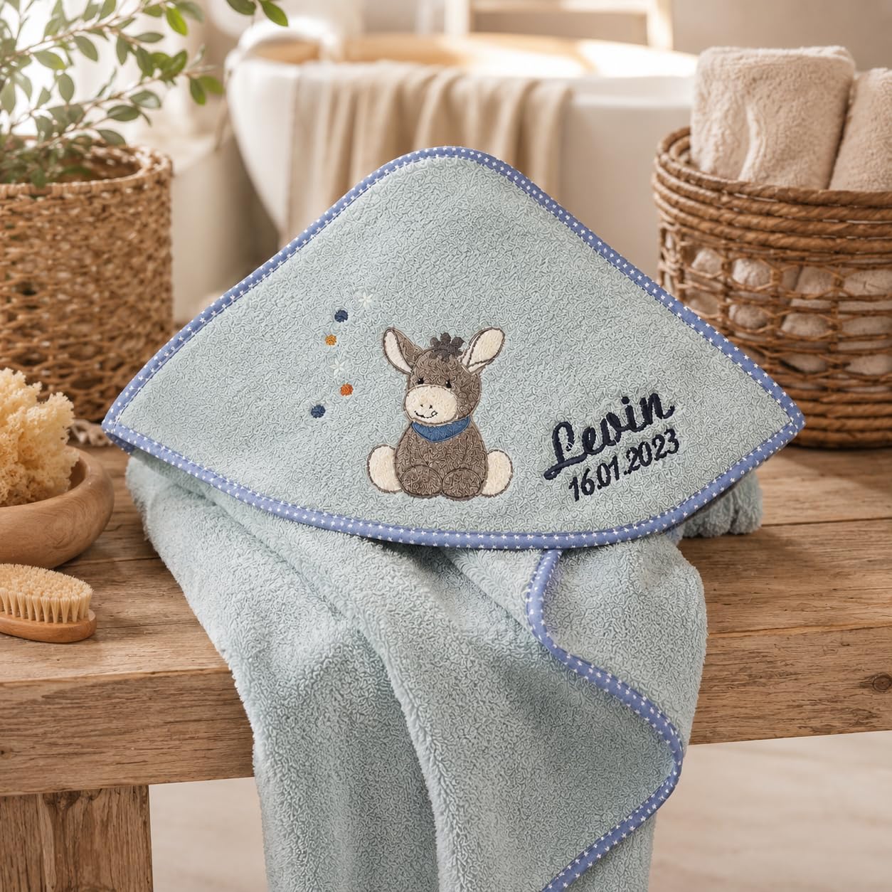 Sterntaler Badetuch 100x100 cm aus 100% Baumwolle personalisiert mit Namen/inklusive Bestickung (Emmi sitzend)