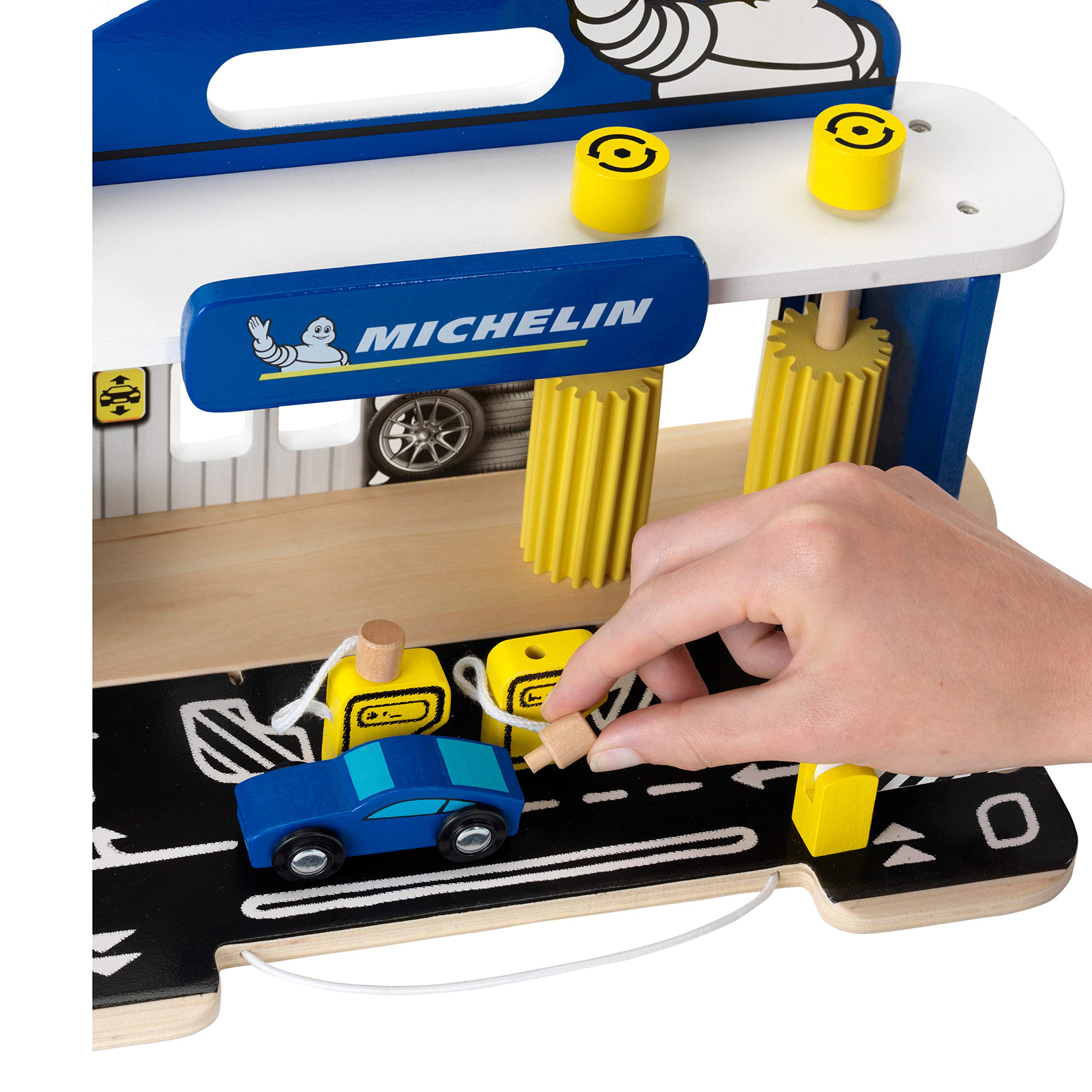 Theo Klein 3403 Stazione di servizio MICHELIN, Legno, con 2 Auto, piattaForma elevatrice, pompe di carburante e molto altro, Giocattoli per Bambini dai 3 Anni in su