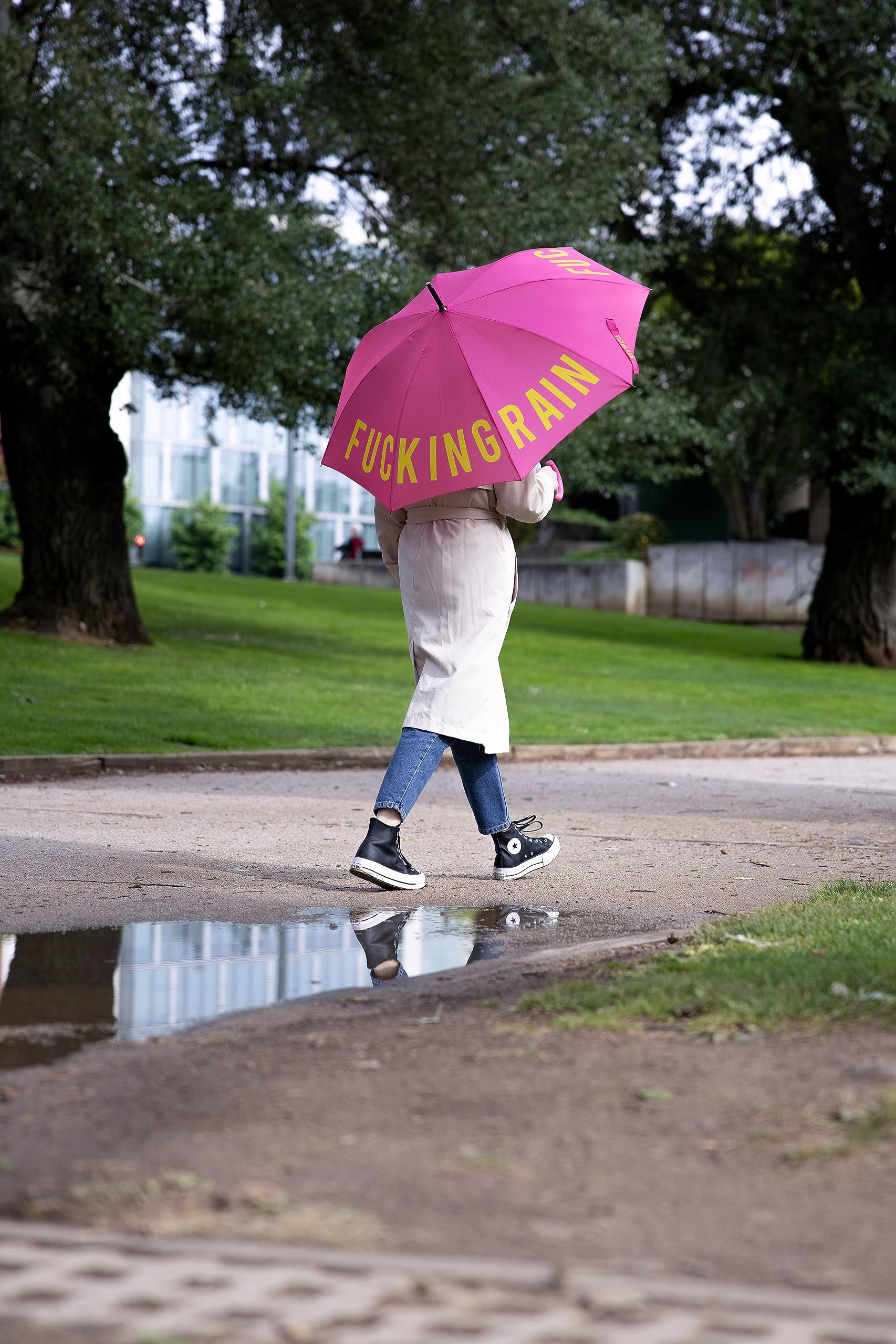 Fisura - Duży parasol "Fucking Rain". Różowy parasol młodzieżowy. Automatyczny parasol z przyciskiem. Wiatroodporny parasol. Parasol przeciwdeszczowy. Rozmiar: 106 cm średnicy.