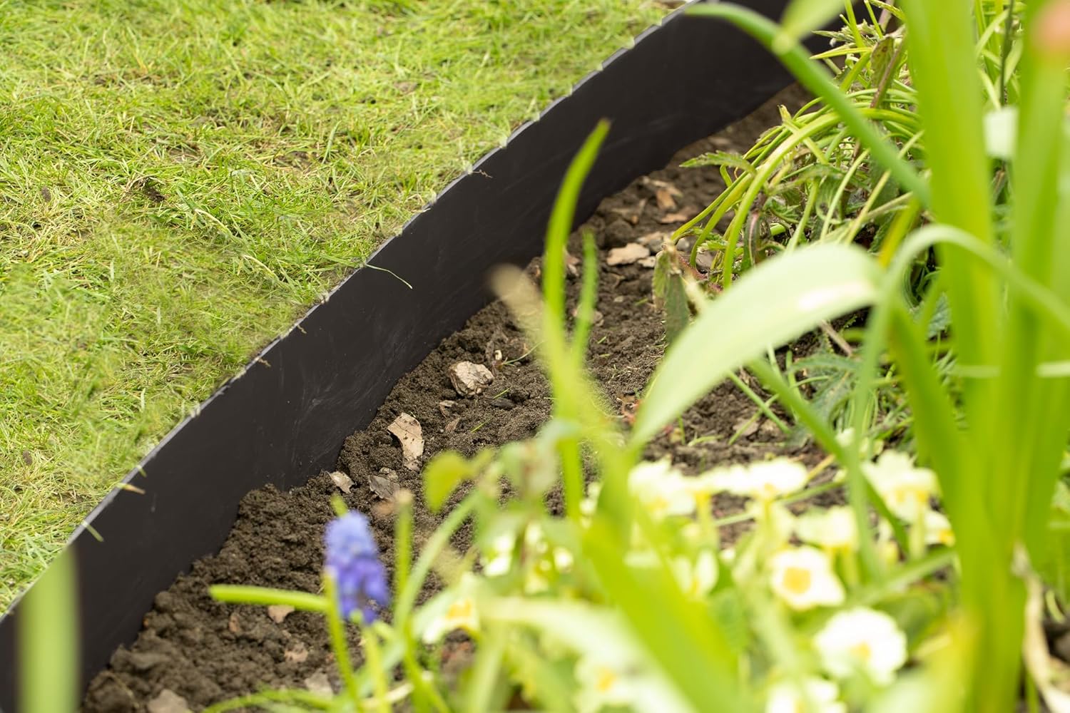SmartEdge Lawn Edging Roll 5m Black Flexible Garden Border Edge for