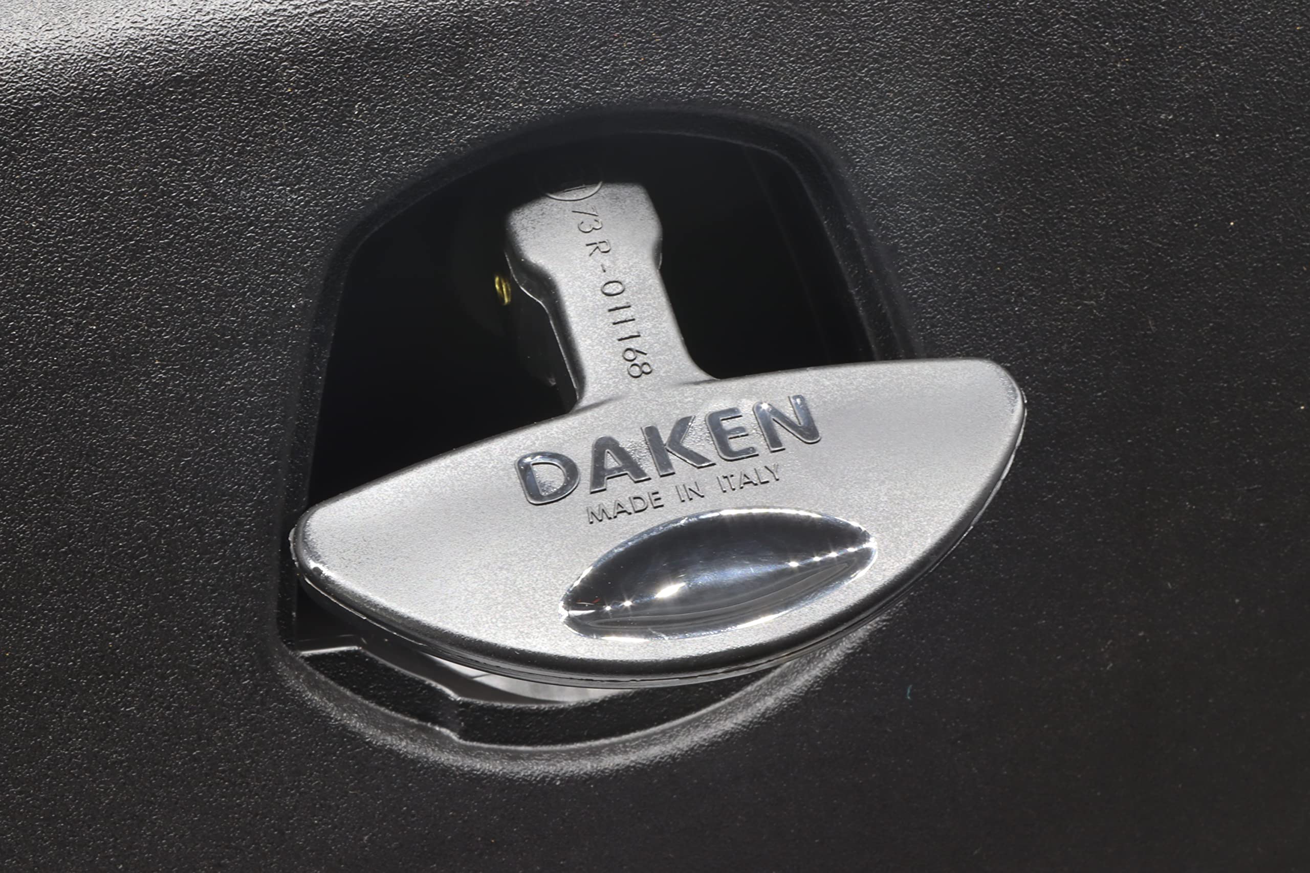 Daken Staubox mit Schloss 127l Anhängerbox Gurtkiste Staukasten LKW 826x500x470mm 81108