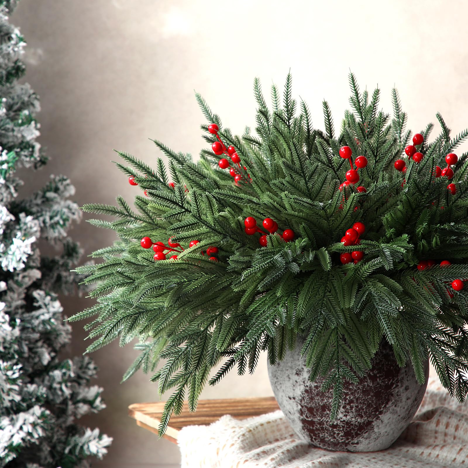 Giegxin Norfolk-Kieferzweige mit roten Beerenstielen, 45,7 cm, künstliche Grünpflanzen, Norfolk-Kieferstiele, Zweige künstliche Weihnachtszweige für Weihnachten, Basteln, Girlande, Heimdekoration, 48