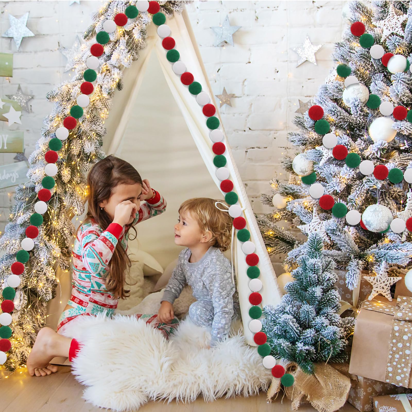 Briwooody 3 guirnaldas de pompones de Navidad de 9 pies, 123 bolas colgantes de fieltro, pompones, guirnalda para pared, árbol de Navidad, decoración interior del hogar (rojo, blanco y verde)