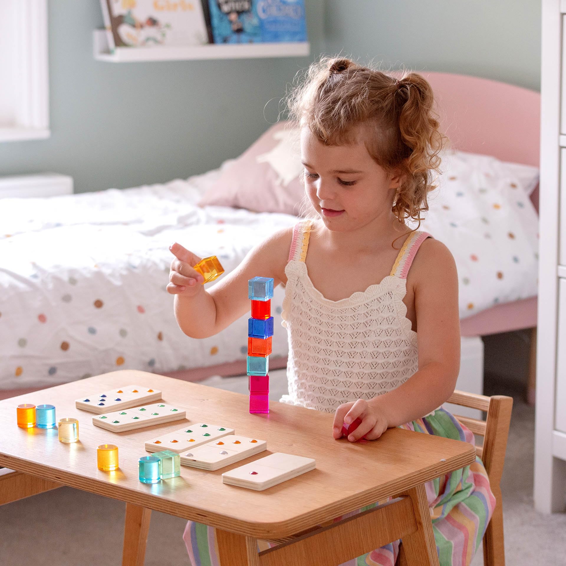 tickit Dominó con gemas de madera de gran tamaño – Juguete educativo de matemáticas certificado FSC® – Juego de dominó sensorial grande para jugar en interiores y exteriores