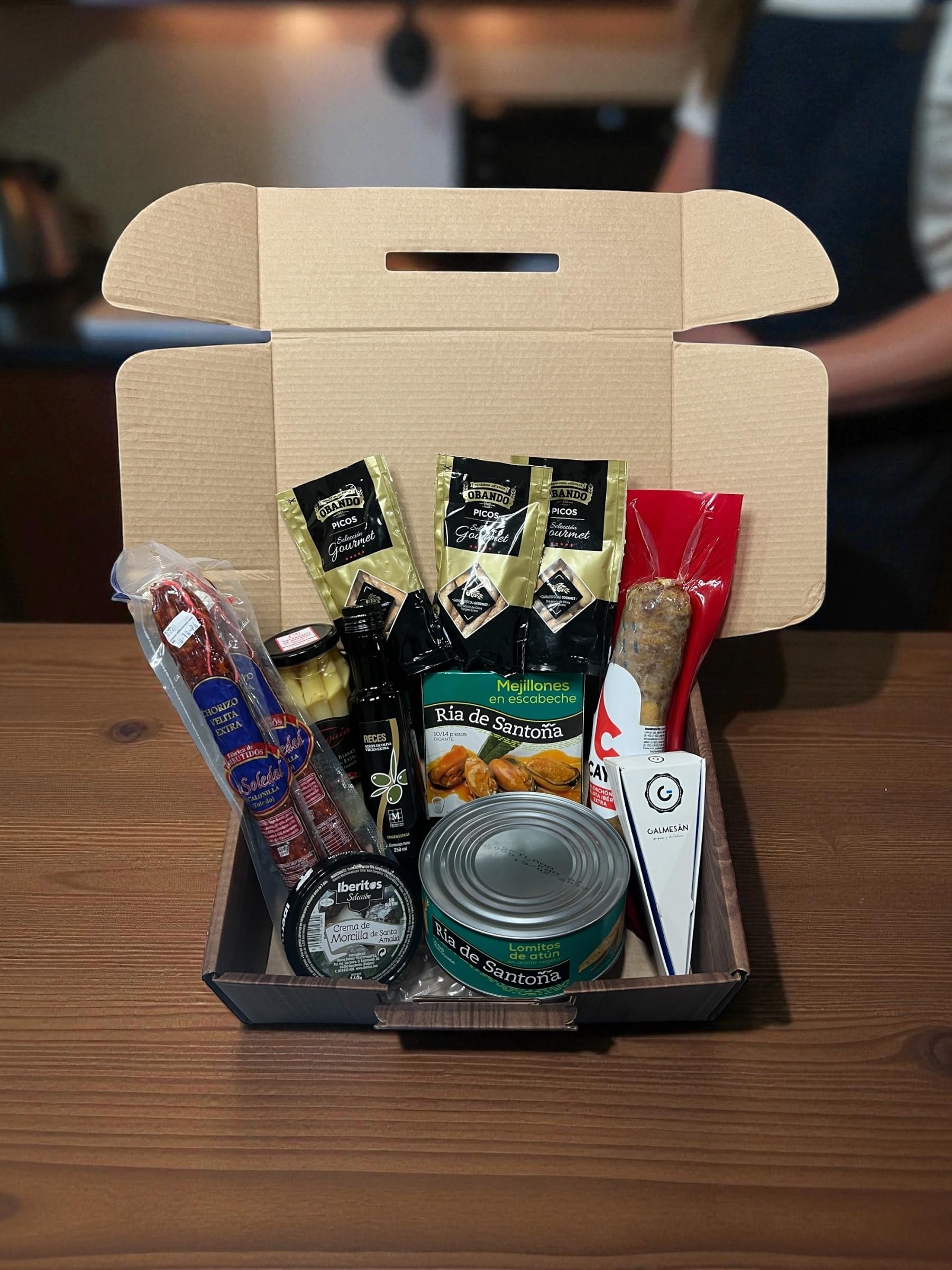 La Cesta de Regalo Gourmet Ibérico de VEMOSA, presentada en su caja tipo maletín.