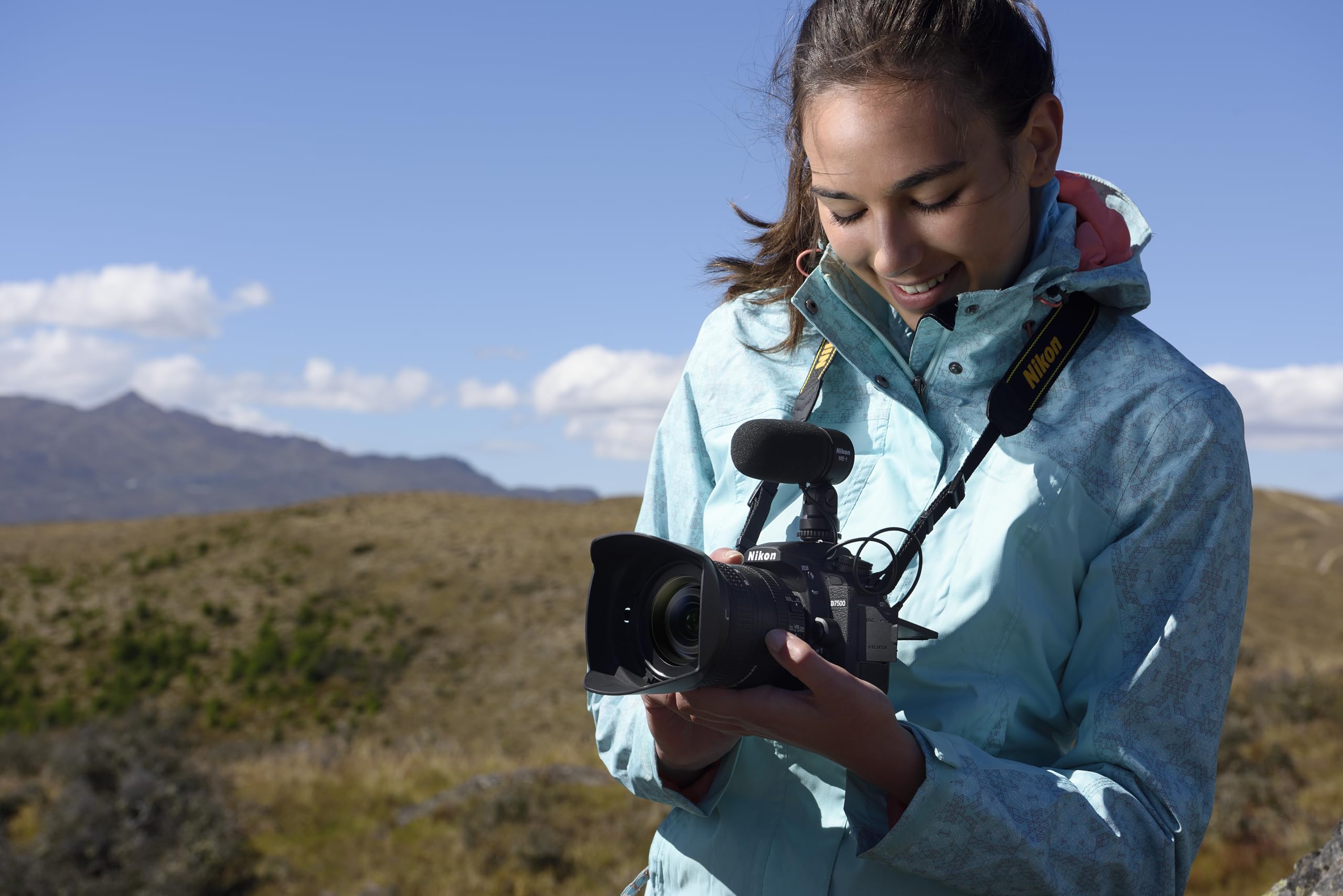 Nikon D7500 Digitale Spiegelreflexkamera mit Objektiv AF-S DX Nikkor 18-140 mm f/3.5-5.6G ED VR, 20,9 Megapixel, WLAN, Bluetooth, SD 8 GB 300 x Premium Lexar, Schwarz