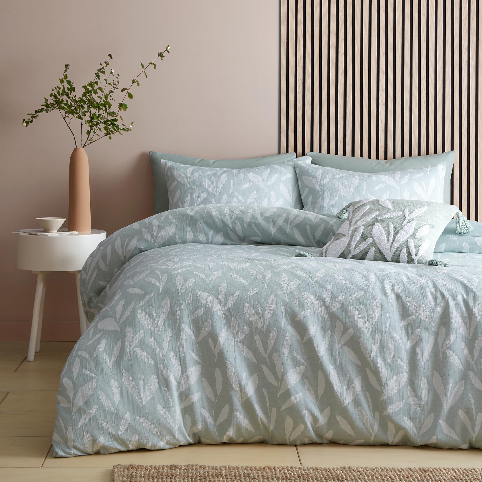 Appletree - Mint Green Jacquard Leaf Duvet Cover - Super King Bedding Size (260 x 220cm) - Sustainable Recycled Polyester - 2 Pillowcases - White Leaves Bedding in Green - Green Floral Duvet Set