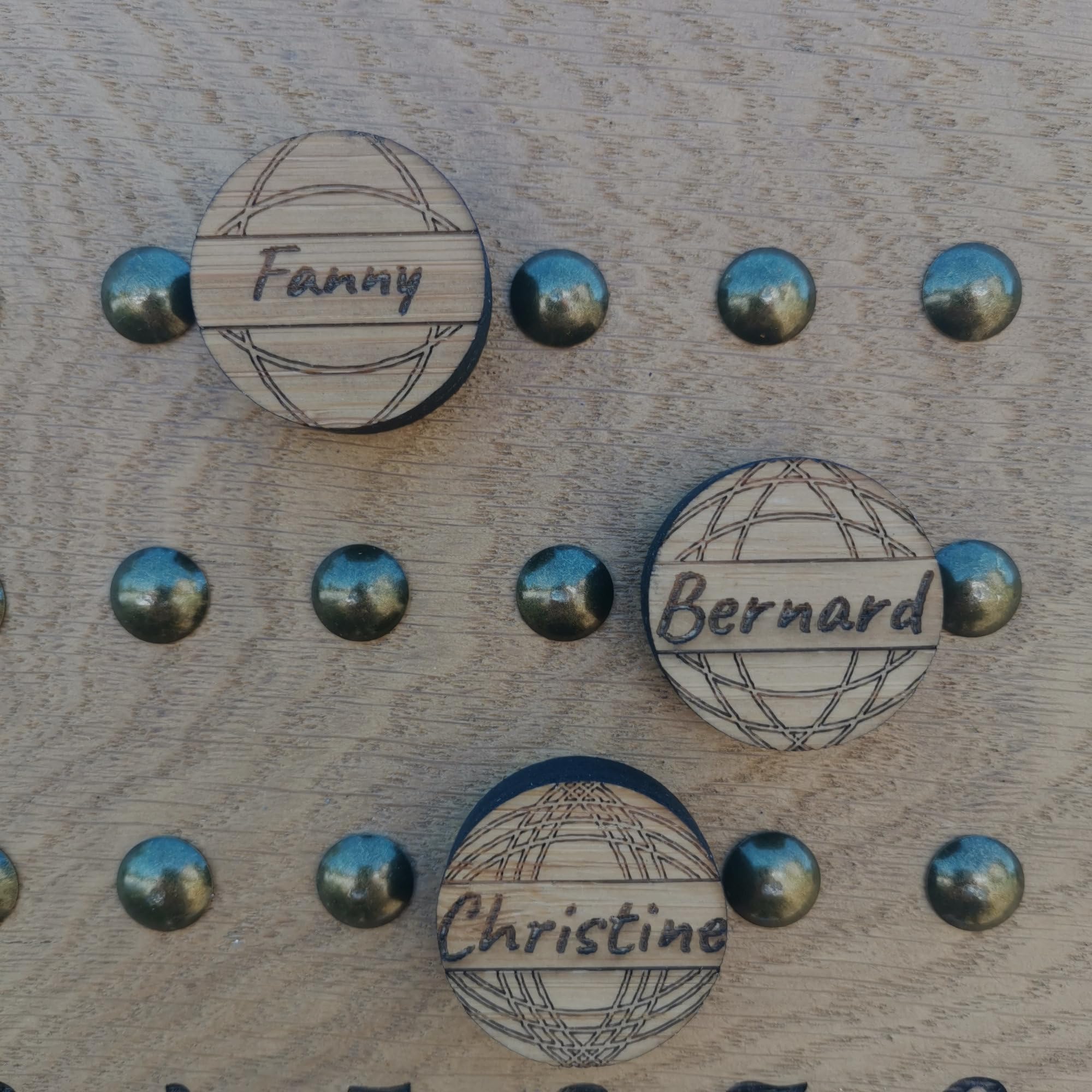 Tit'Adel Tableau de Score pétanque 3 Joueurs avec pions aimantés – Compteur de Points en Bois Massif – Fabrication Artisanale en chêne – Personnalisable – Idée Cadeau pétanque