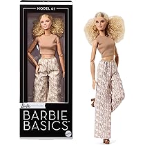 Barbie Signature – Barbie Basics Modello 07, bambola da collezione con capelli biondi e pantaloni con stampa bianca, vestibilità universale e corpo snodato, idea regalo Festa della Mamma, JJX26