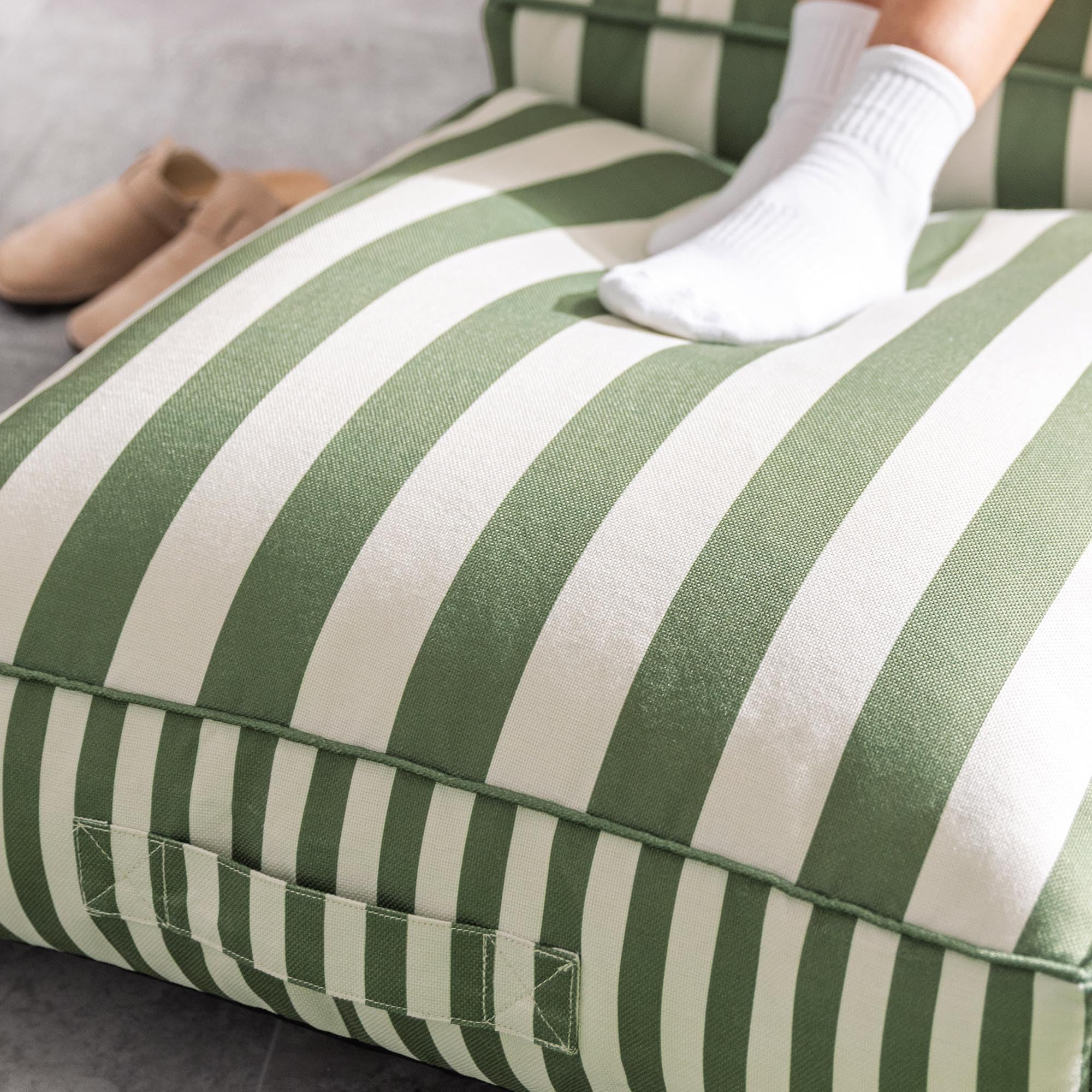 icon Striscia Solus Pouf Poggiapiedi, Verde, Pouf de Esterno, Tessuto Resistente All'acqua, Piccolo Pouf Sacco con Riempimento Incluso, Gardino, Sedia de Gardino, Mobili da Gardino, Terrazza