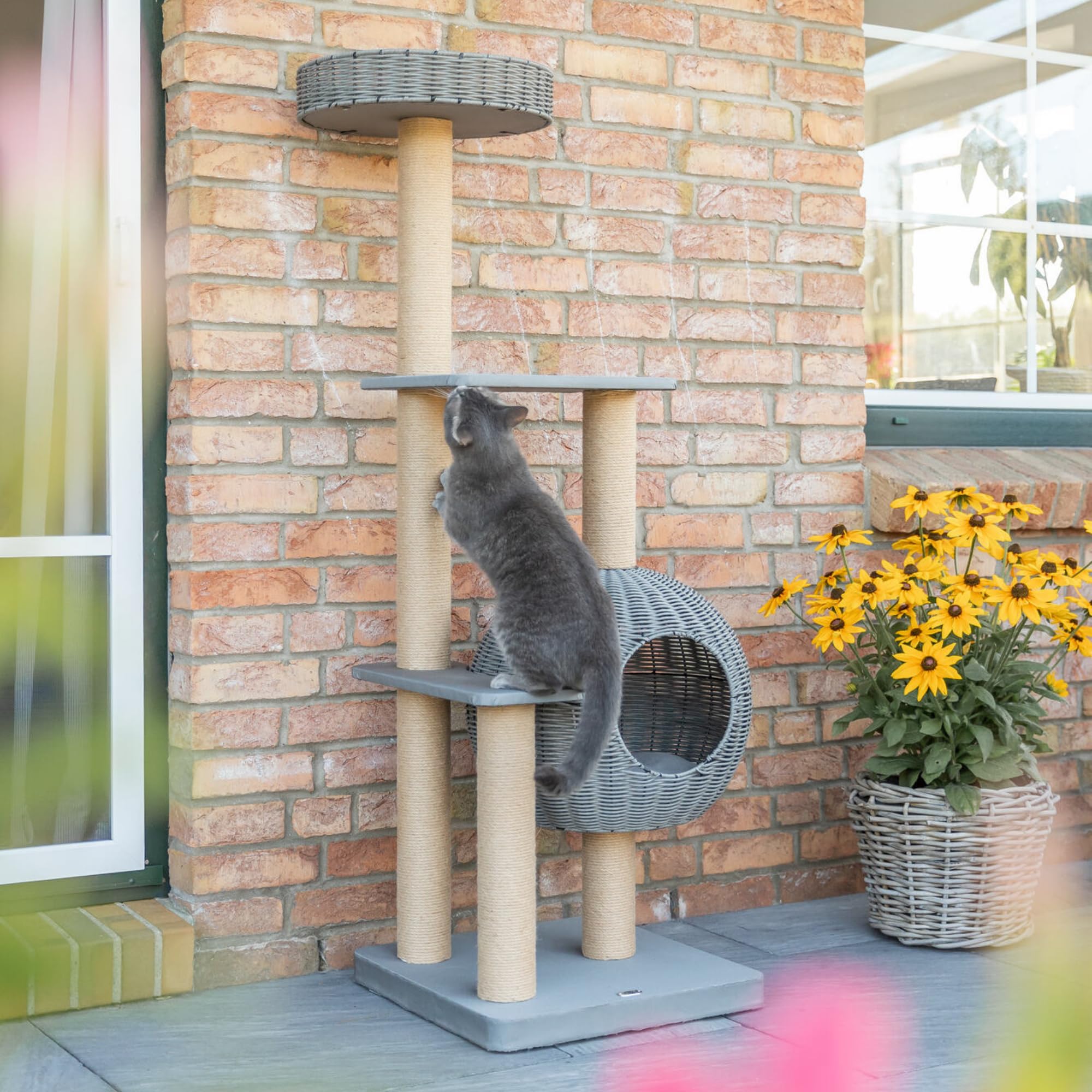 TRIXIE Outdoor Kratzbaum Amalia – Kratzbaum für draußen – mit Liegeplätzen & Höhle – wasserabweisend – grau – 143 cm