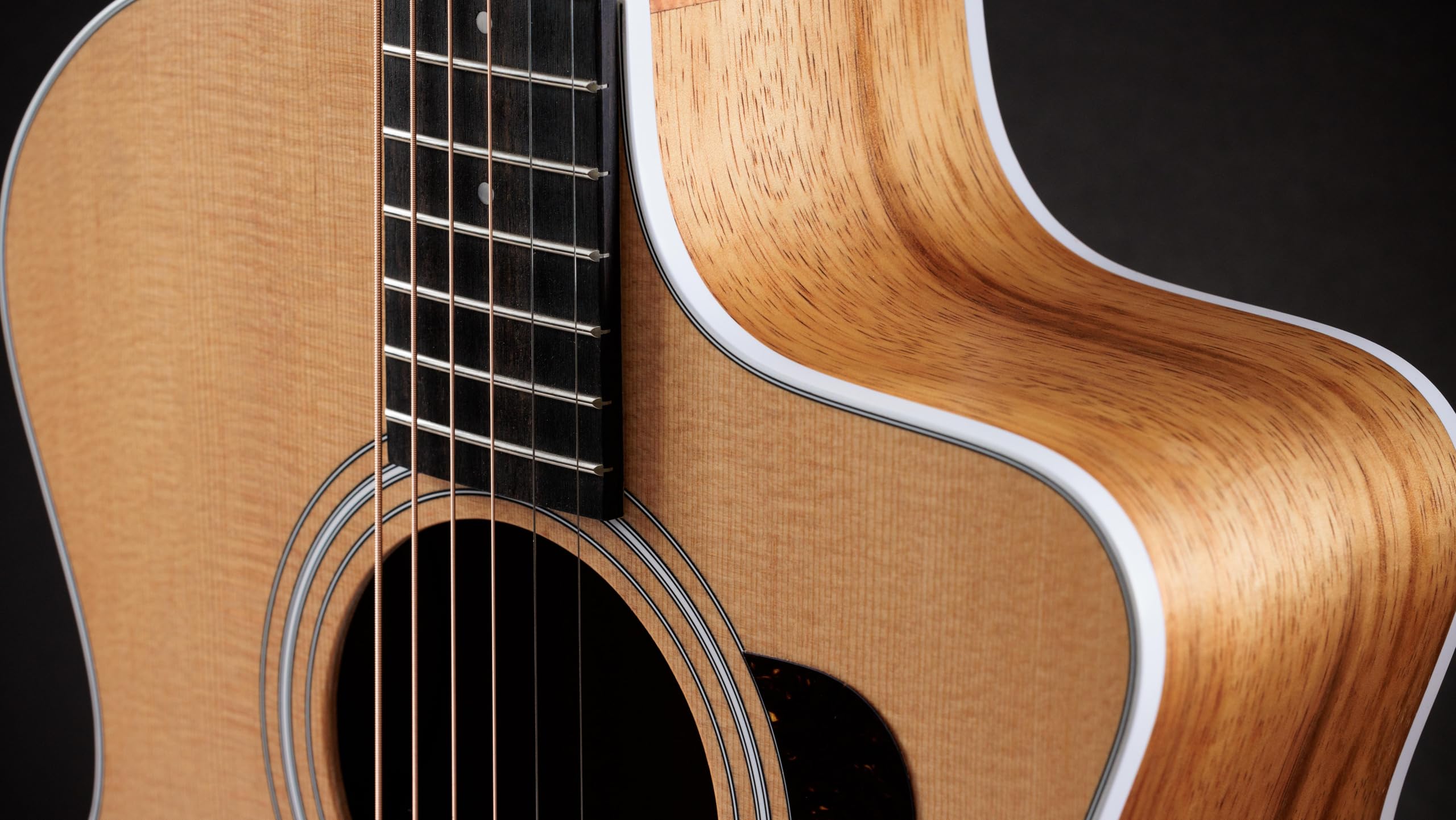 Amazon | Taylor 214ce-K Grand Auditorium Koa Natural ES2