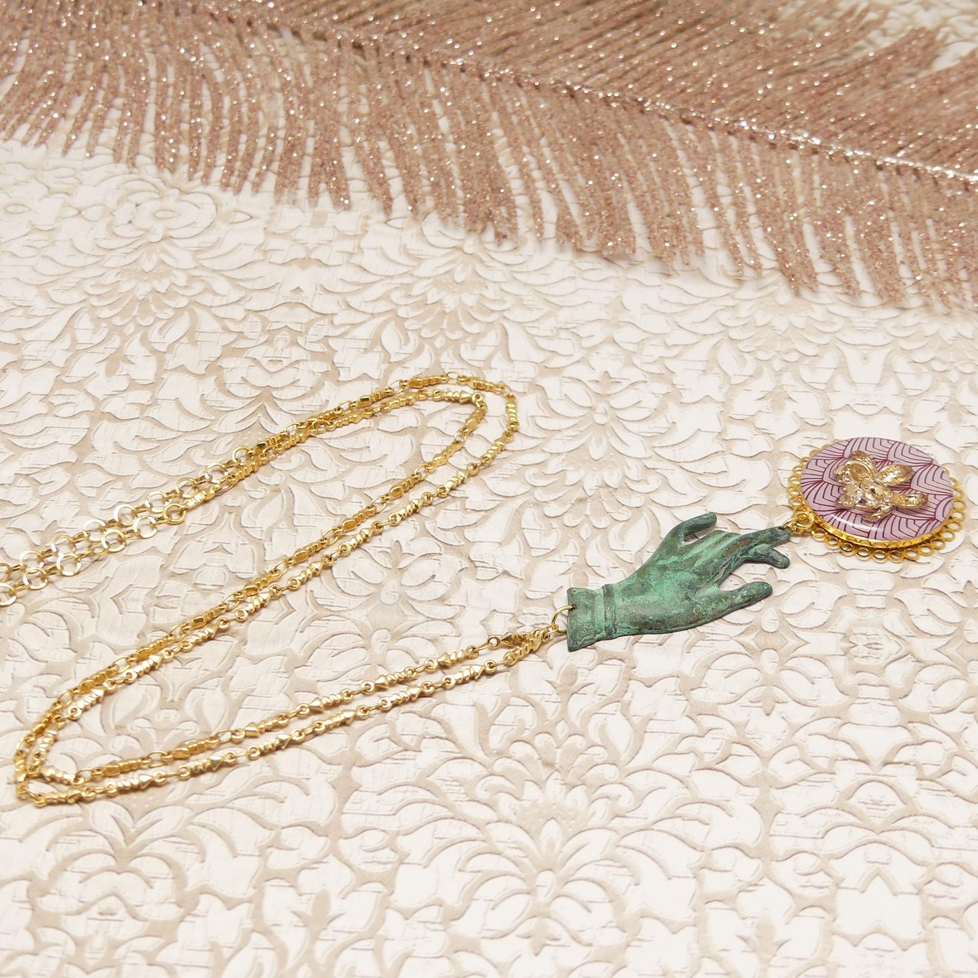 Collana lunga con catene in ottone dorato, pendente fiore in resina, pezzo unico