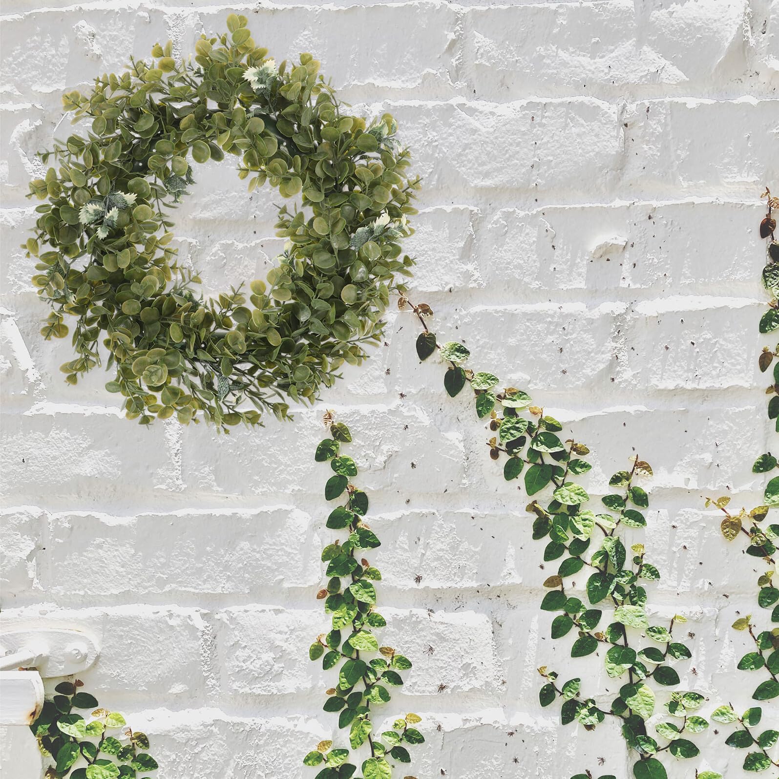 Corona di Eucalipto Artificiale Verde Ghirlanda Finta per Porta e Parete Decorazione Simulata Elegante per Matrimoni Casa e Negozi Aspetto Naturale e Duraturo