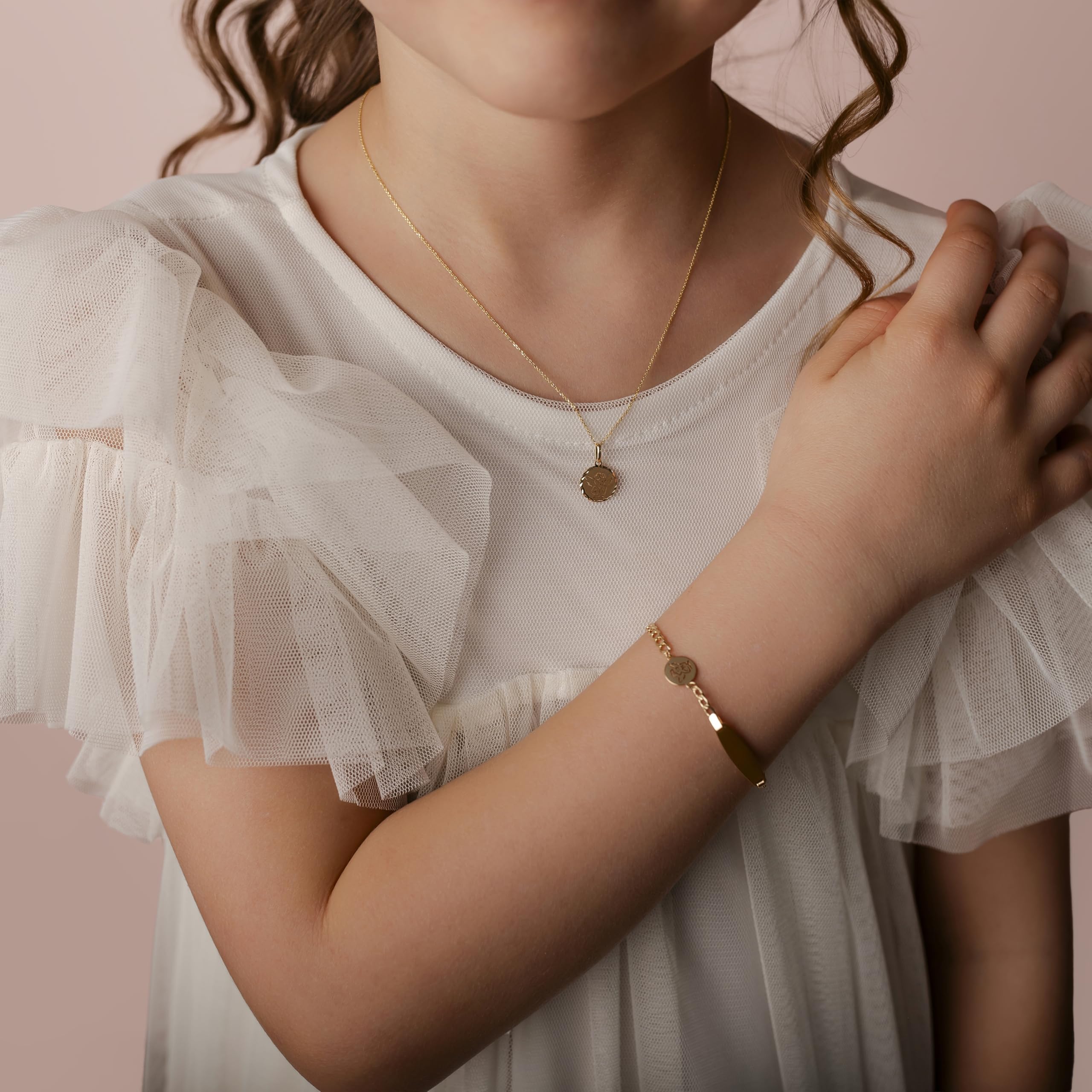 Sakrami Pulsera de Oro Grabable Angioletto Niños + Joya con Caja Personalizada + Idea de Regalo de Niña para Nacimiento, Bautizo y Comunión Ocasiones Especiales + Caja de Regalo