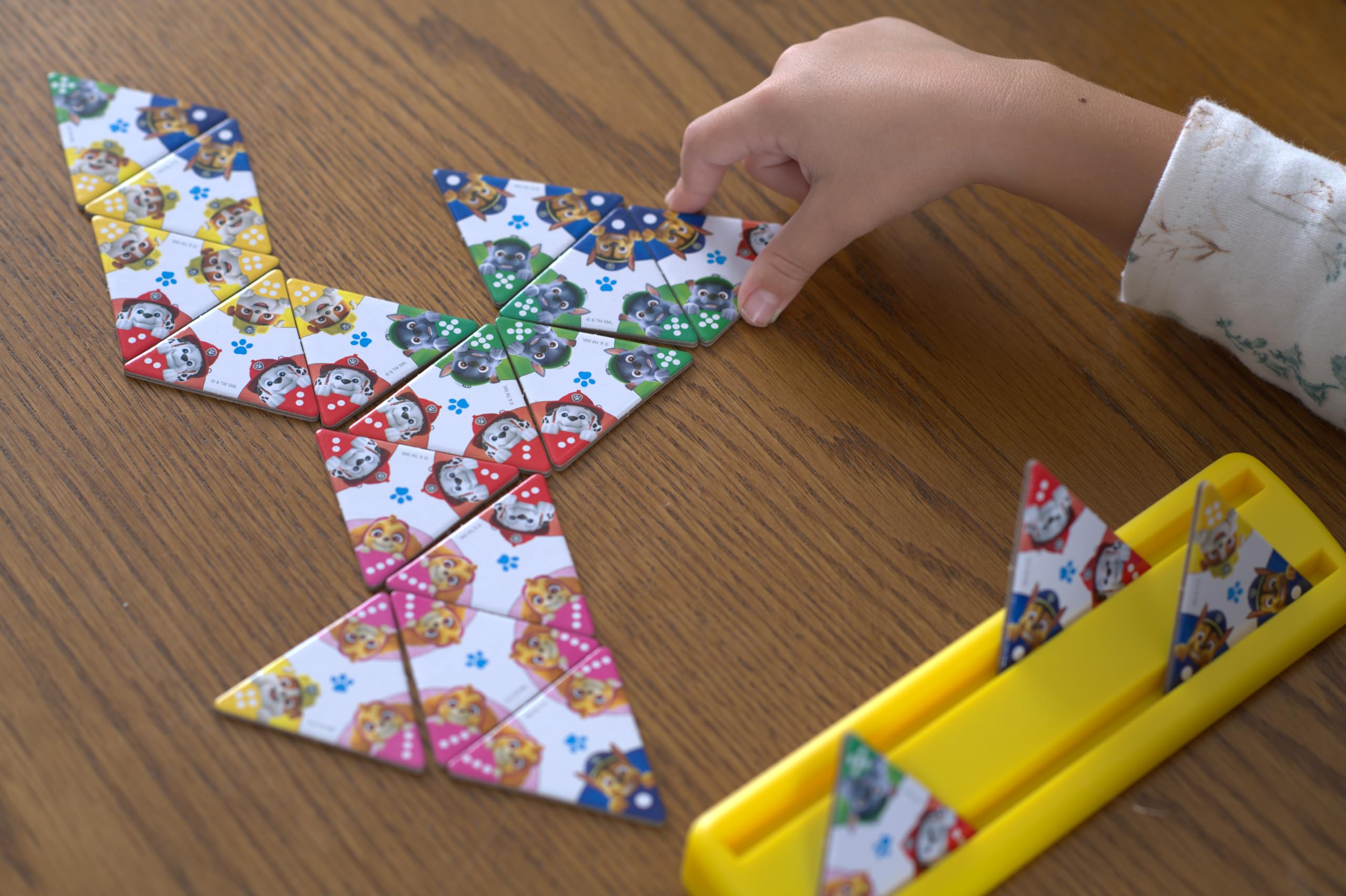 Triominos Junior - edycja Psi Patrol - Domino dla dzieci od 4 lat - 3-stronne Domino - Gra Obserwacyjna i Stowarzysząca - Dwustronna Triomino lub Puzzle