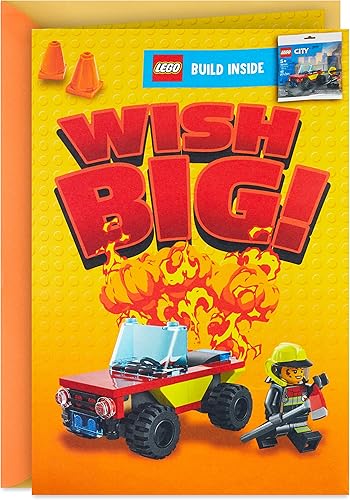 Hallmark Tarjeta de cumpleaños para niños con Legos (kit de construcción de camiones de fuego, a partir de 5 años)
