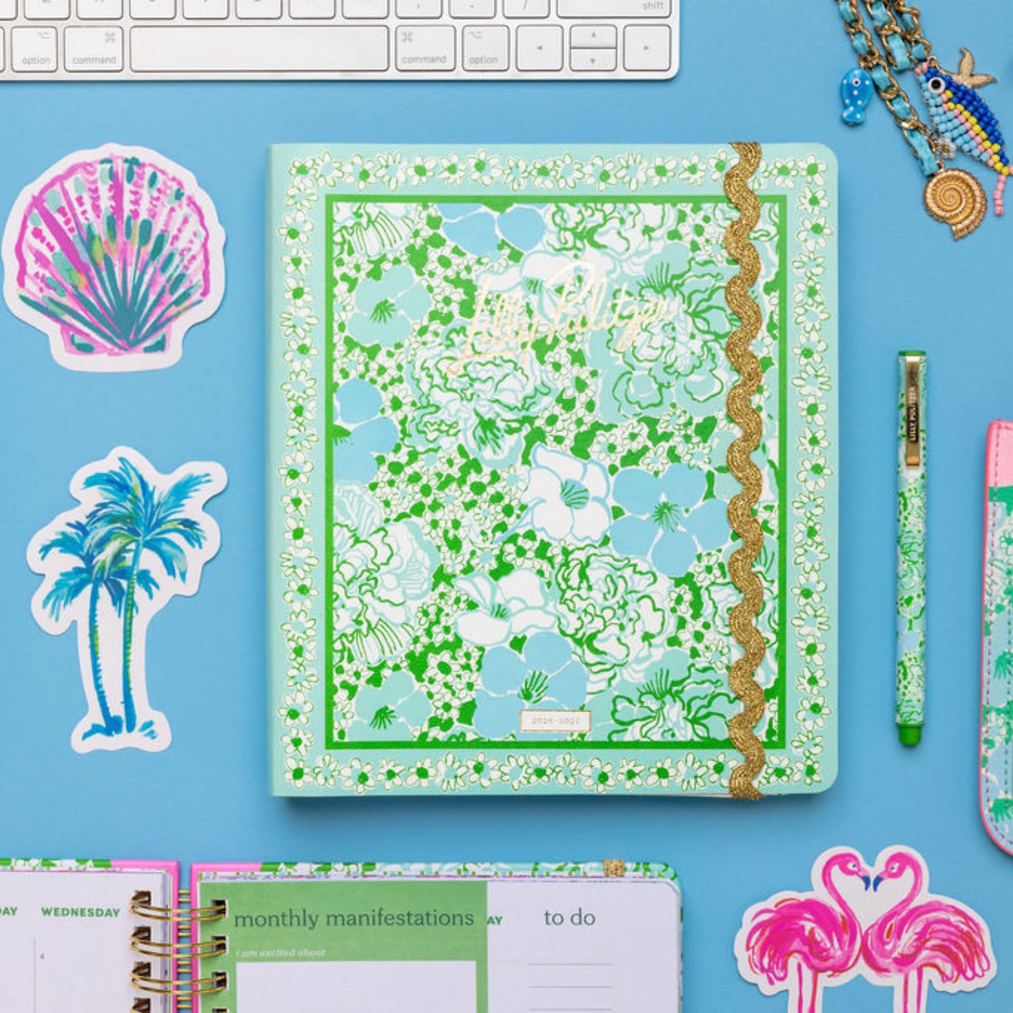 Lilly Pulitzer 17-monatiger Softcover-Planer, 17,1 x 22,5 cm, Agenda von August 2026 bis Dezember 2027, verdeckte Spiralbindung und Gummibandverschluss, monatliche Layouts, Aufkleber, Reise- und