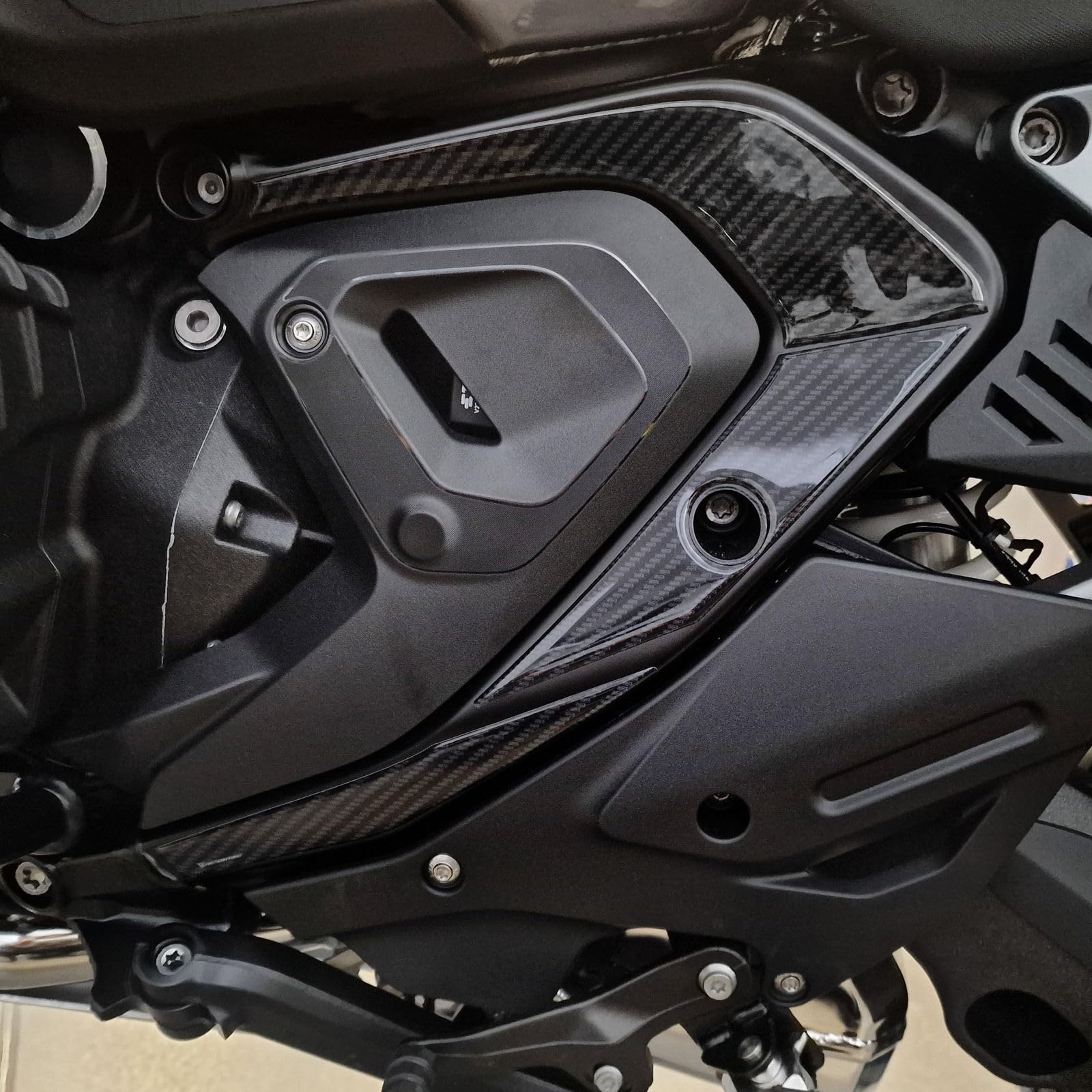 Resin Bike Adhesivos de Moto Compatibles con BMW R 1300 GS - GS Adventure 2023-2026. Protecciones para Bastidor Lateral de Choques y Arañazos de Moto. Pegatinas 3D Resinadas Made in Italy