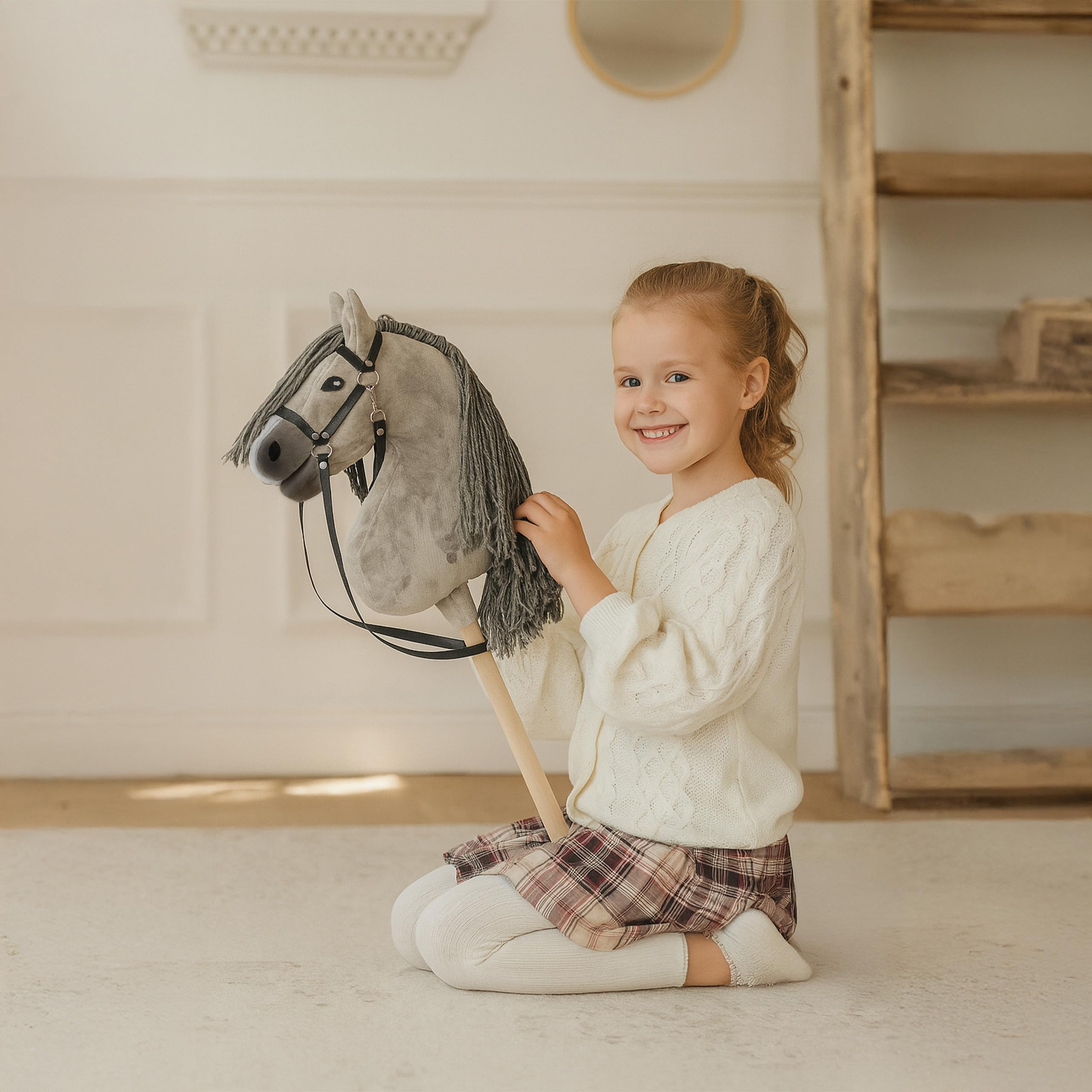 CELMAN Hobby Horse Caballo de Palo Gris con Brida y Riendas – Cabeza Tamaño A3 – Juguete Realista de Peluche con Palo de Madera – Diversión y Equitación para Niños