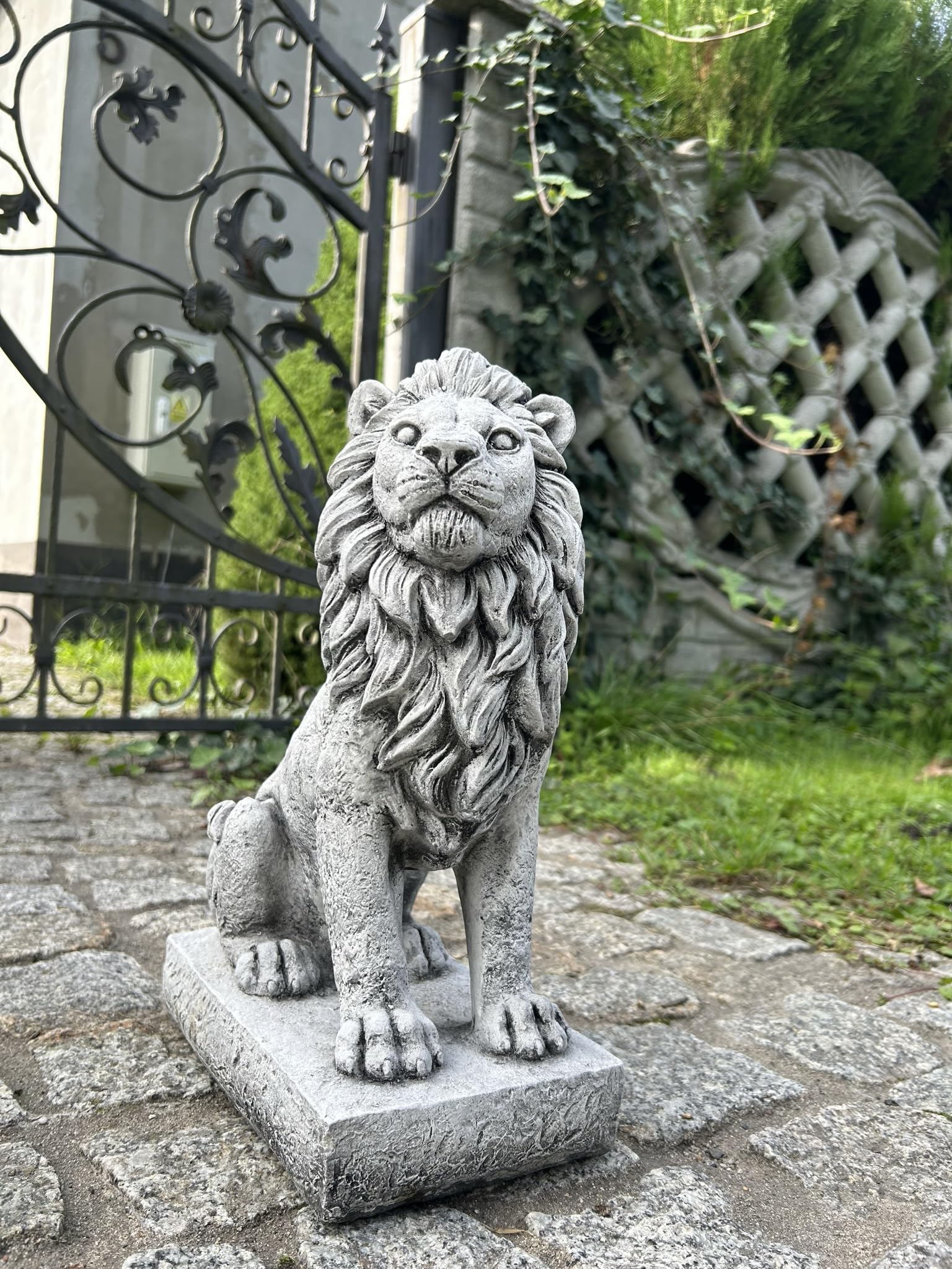 FABRIQ Kleiner Garten Löwe Figur Rechts, Steinfigur, Wetterfest, frostsicher aus Steinguss für Außenbereich, massiv 36 cm, 11 kg, shwarz