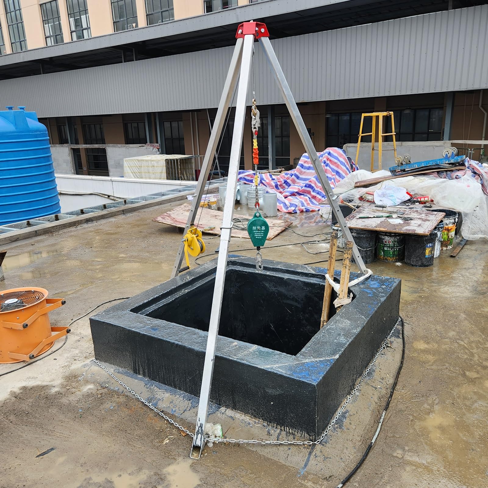 Kit treppiede di salvataggio con verricello e protezione di sicurezza per sollevamento di emergenza e operazioni in spazi confinati in cantieri edili e industriali