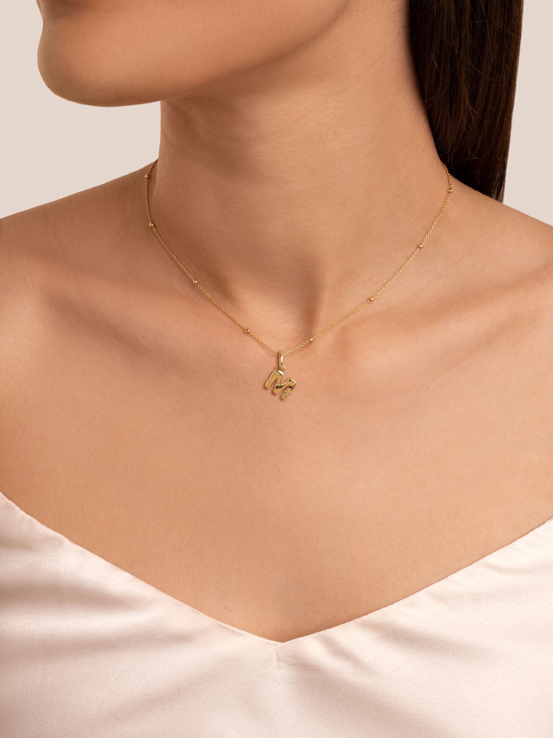 SINGULARU - Charm Letter Organic. Colgante en Plata de Ley 925 con Acabado Baño de Oro 18Kt. Combinable con Collar. Joyas para Mujer. Letras A - Z