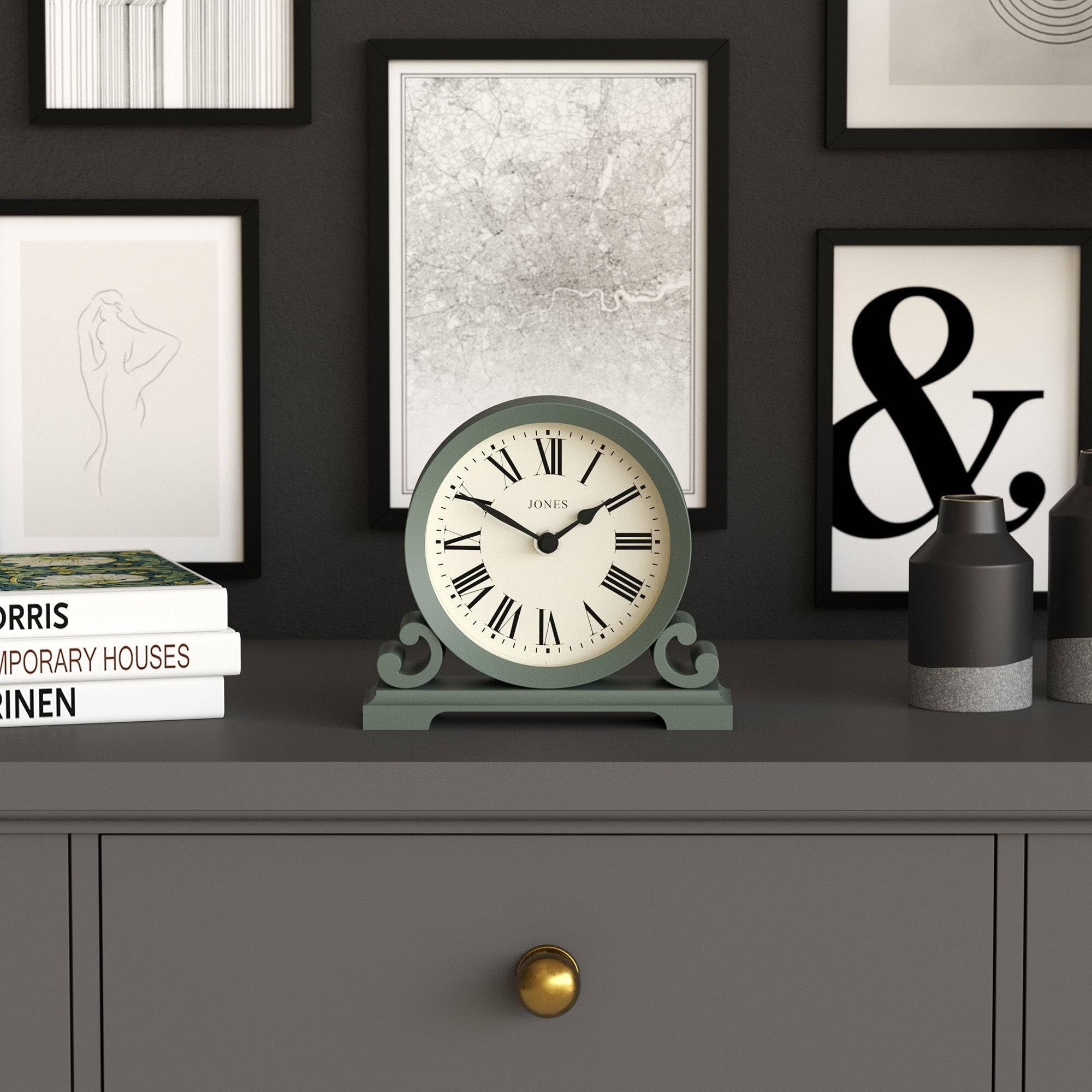 JONES CLOCKS® Saloon Kaminsimsuhr | Kleines traditionelles doppelscroll-Design | Grün | Römische Zahlen | Klassischer Stil für Schreibtisch, Tisch, Regal oder Bett