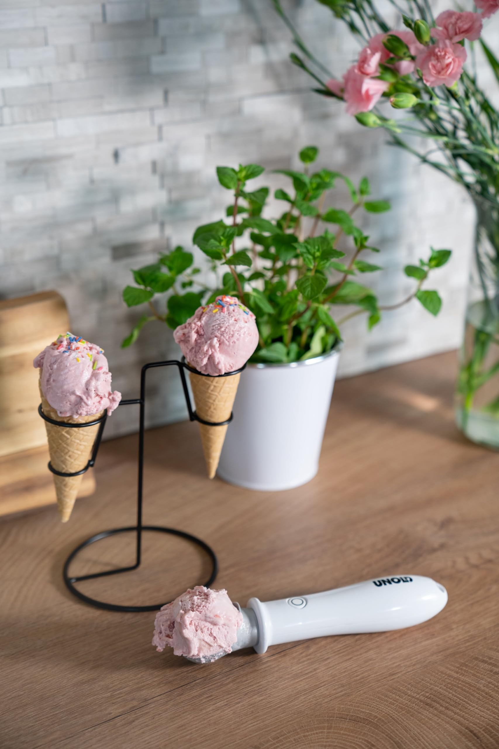 Unold 488990 Cuchara de helado calentada Carlo, tiempo de calentamiento corto, antiadherente, porción sin esfuerzo, muy ligera, cable de carga USB