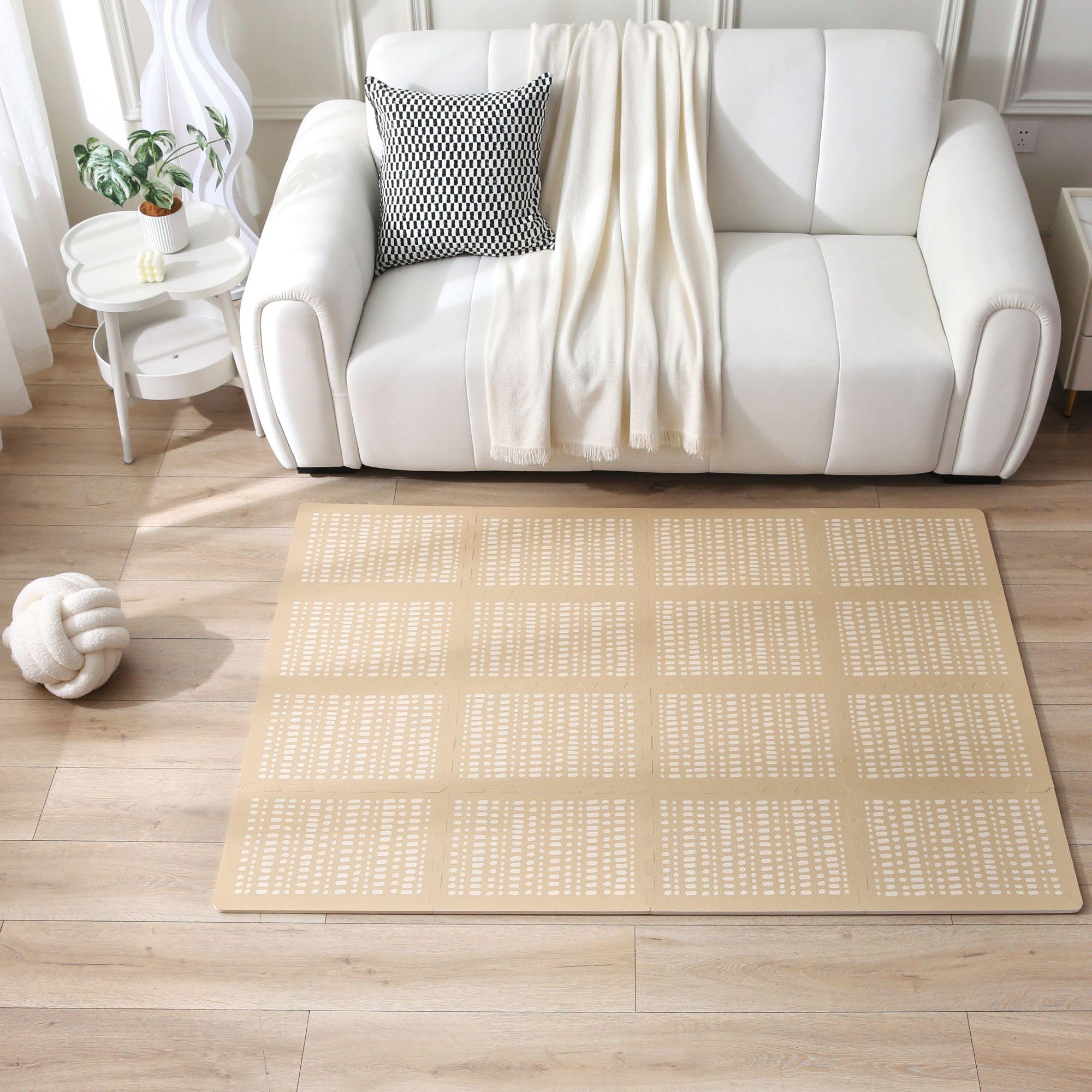 Elegancki dywan do puzzli dla niemowląt 1,7 x 1,2 m Hygge Sand - 16 płytek XL z krawędziami, gruby i miękki, bez szkodliwych substancji, bezwonny, łatwy w pielęgnacji, opakowanie bez plastiku.