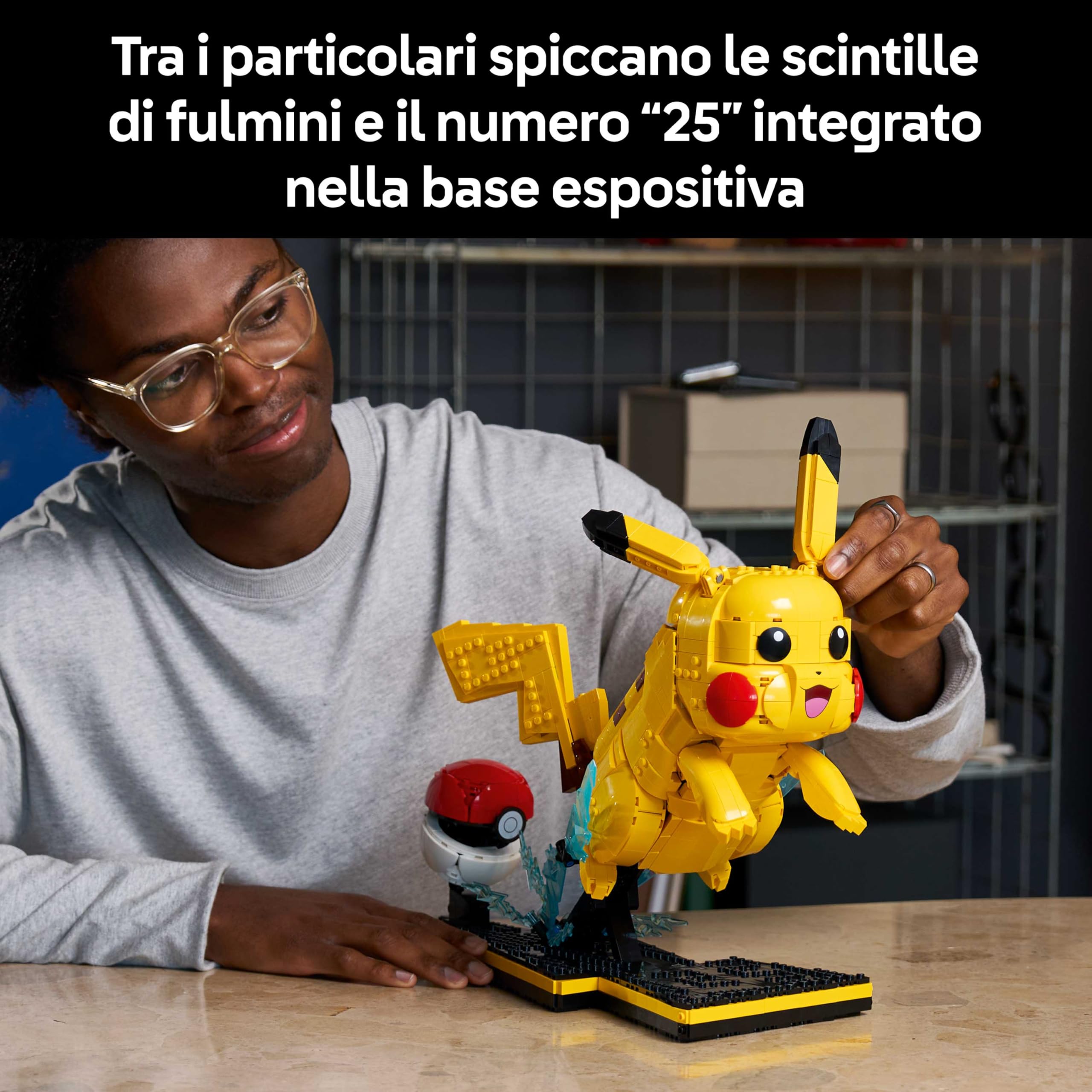 LEGO Pokémon Pikachu e Poké Ball - Kit di Modellismo per Adulti Tratto dall'Anime con Figura Snodabile ed Espositore - Decorazione Fai da Te per la Camera - Regalo per Gamer da Collezione - 72152