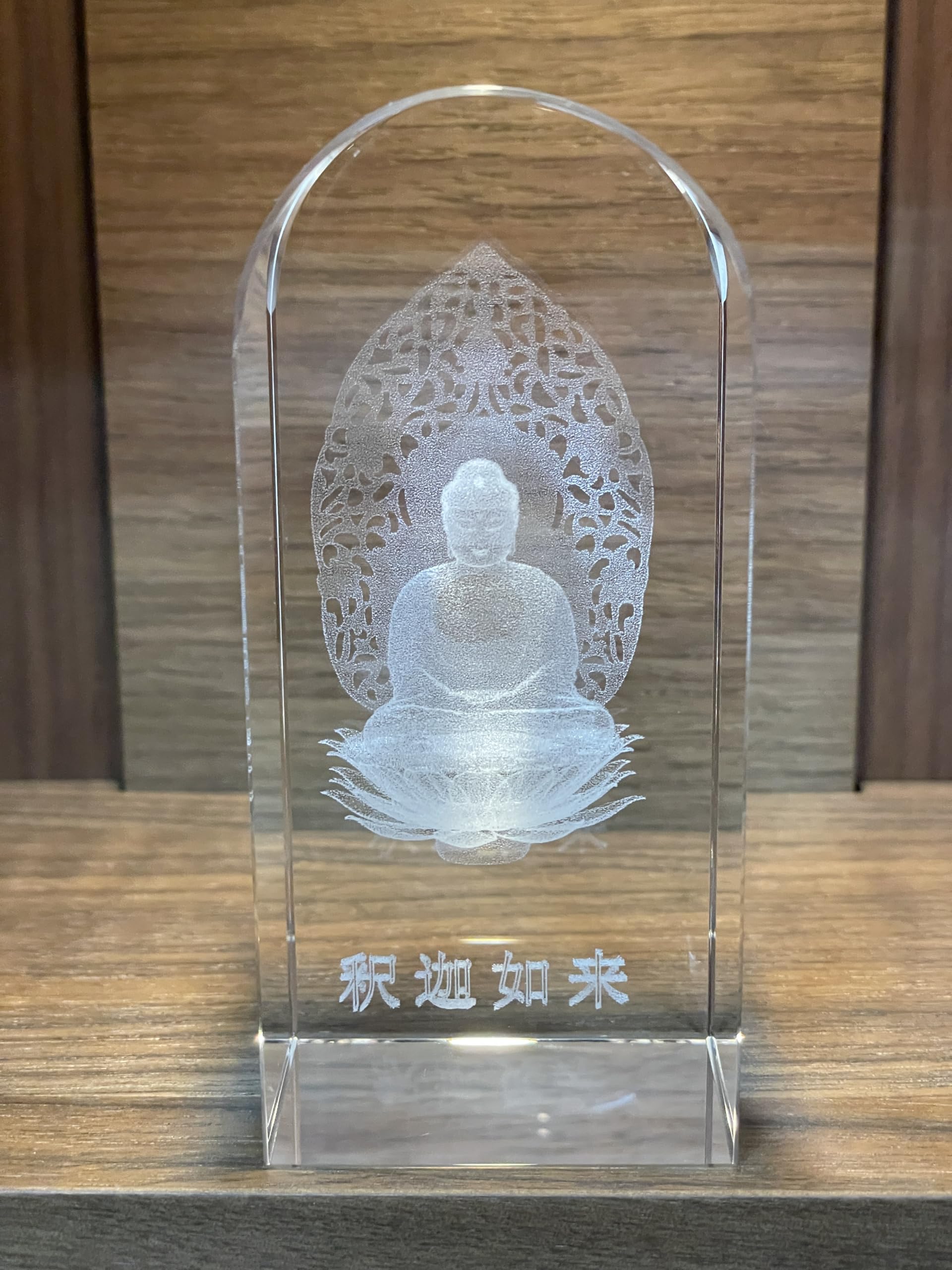 クリスタル製仏像 透明 木製台座付き Amazon｜【創業安政二年藤井仏壇】釈迦如来像 クリスタル仏像 LED
