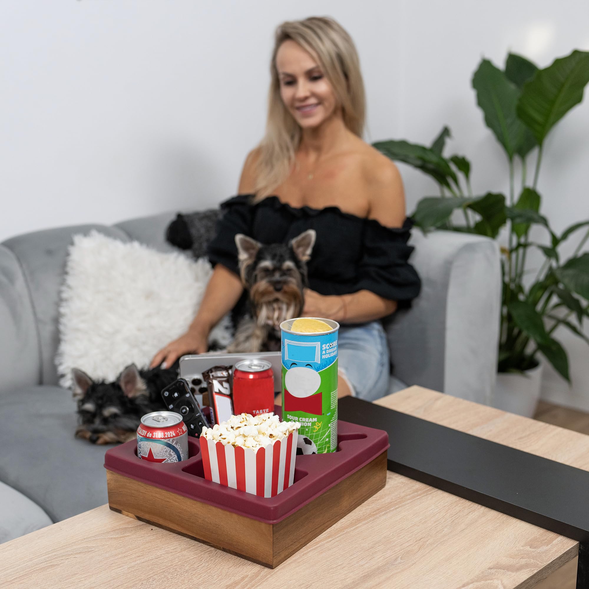 Bandeja para portavasos de sofá, versátil organizador de silicona de acacia con soporte ajustable para teléfono para cama, coche y sofá, soporte impermeable antiderrames para bebidas, aperitivos y