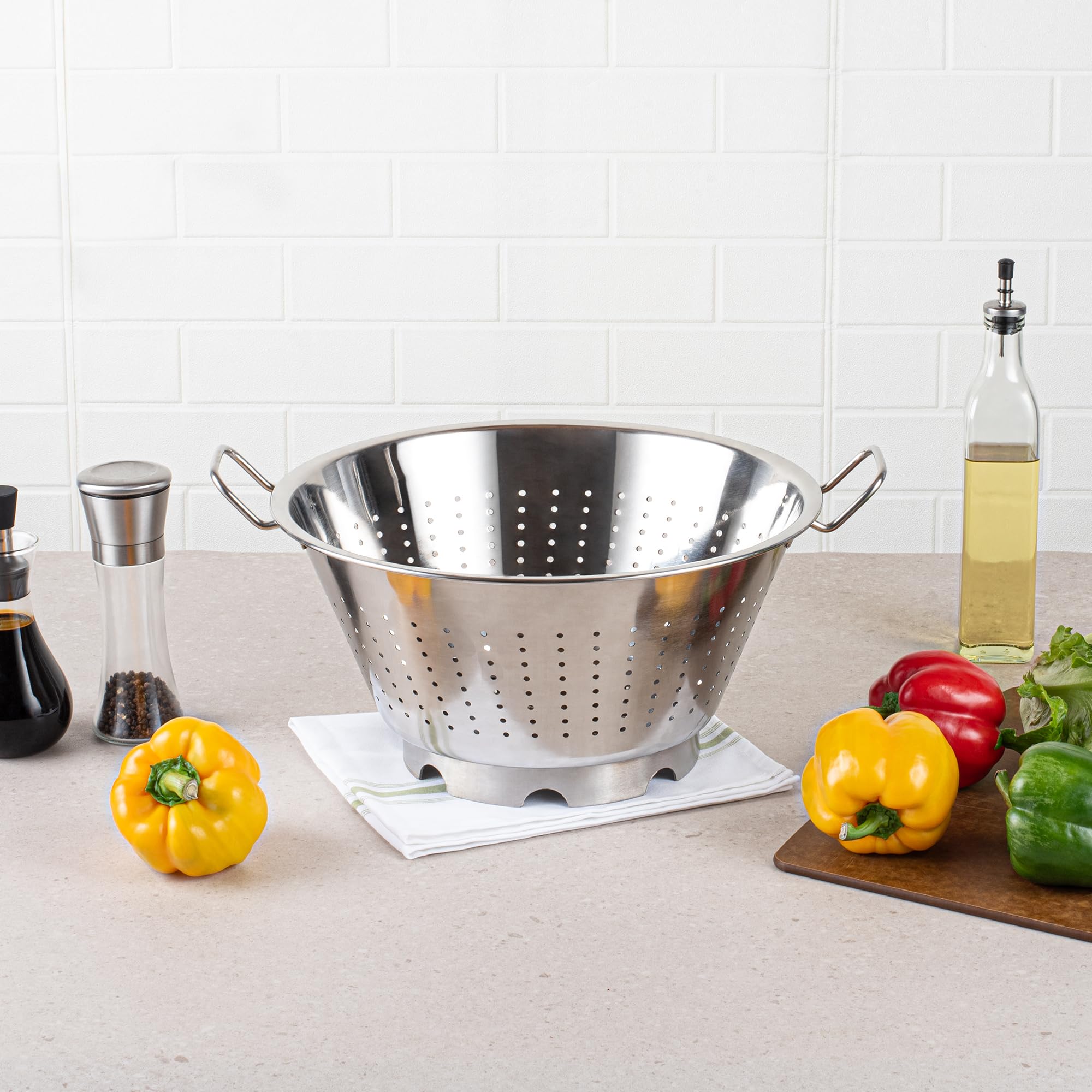 Met Lux - Colador de cocina de estilo europeo de 17 x 14 x 8.5 pulgadas, con asas, base elevada, colador de pasta de acero inoxidable plateado para pasta y verduras 6