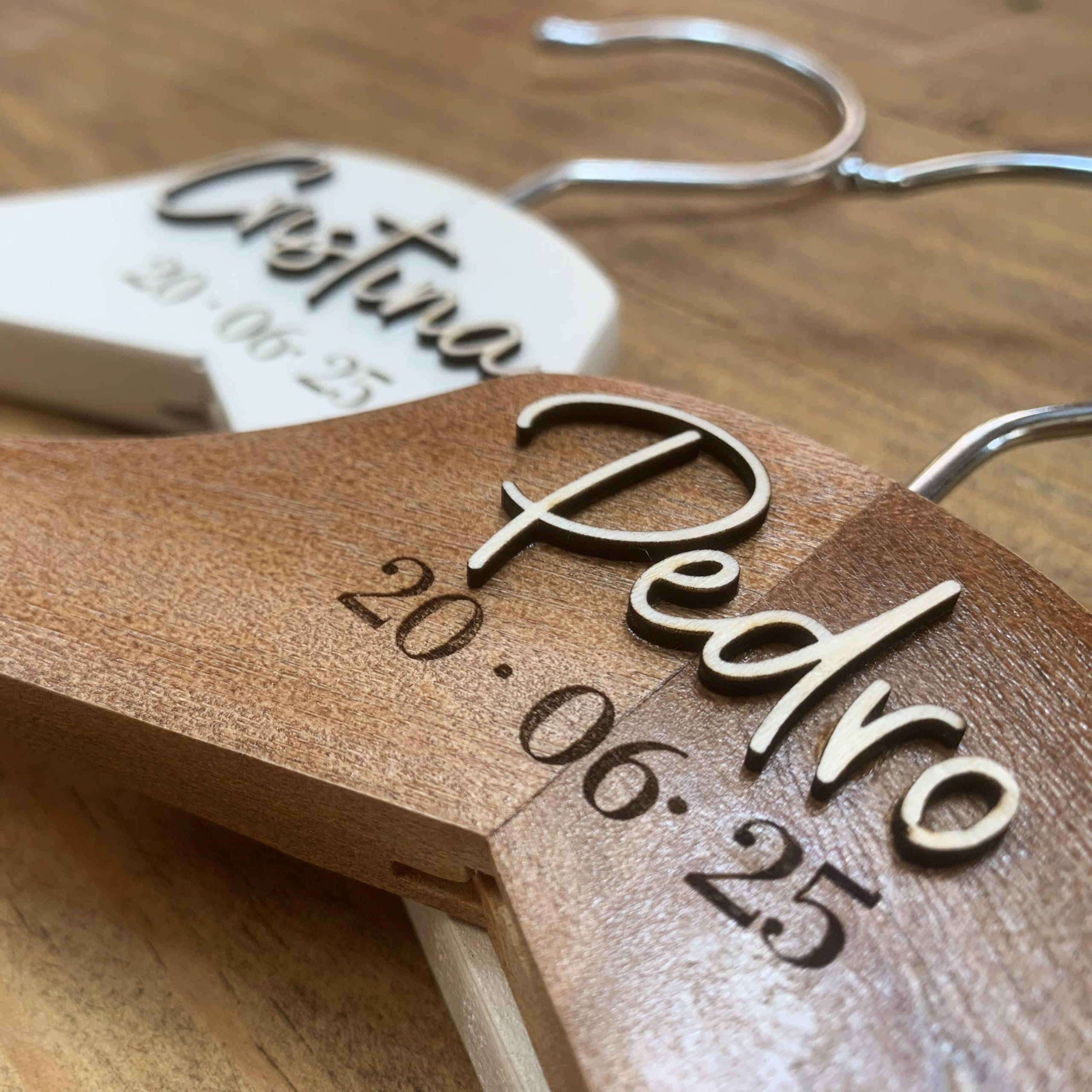 Perchas de Madera Personalizadas para Novios - Pack de 2 Perchas Grabadas con Nombre y Fecha - Regalo de Boda Original, Decoración Nupcial y Recuerdo para Fotos de Vestido y Traje
