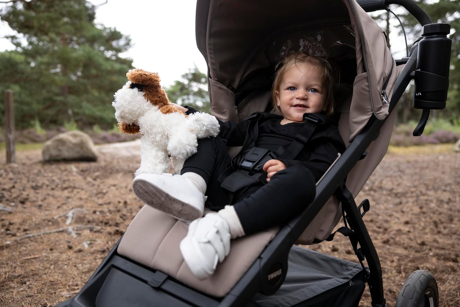 thule urban glide 4-wheel single child all-terrain stroller, full-suspension system, air-filled tires, upright seat with adjustable recline and built-in leg rest, baby stroller magnetic buckle tinted taupe